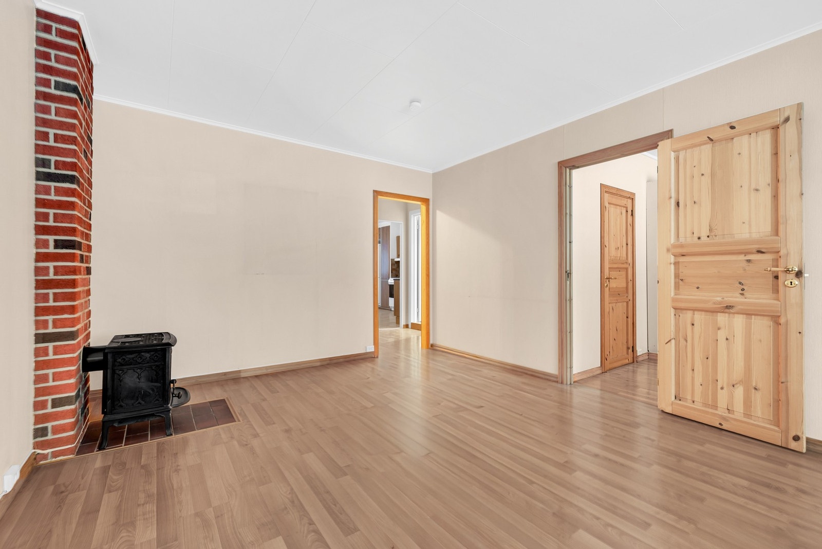 Det er montert en koselig peis som gir lun varme og en behagelig stemning. Galleribilde