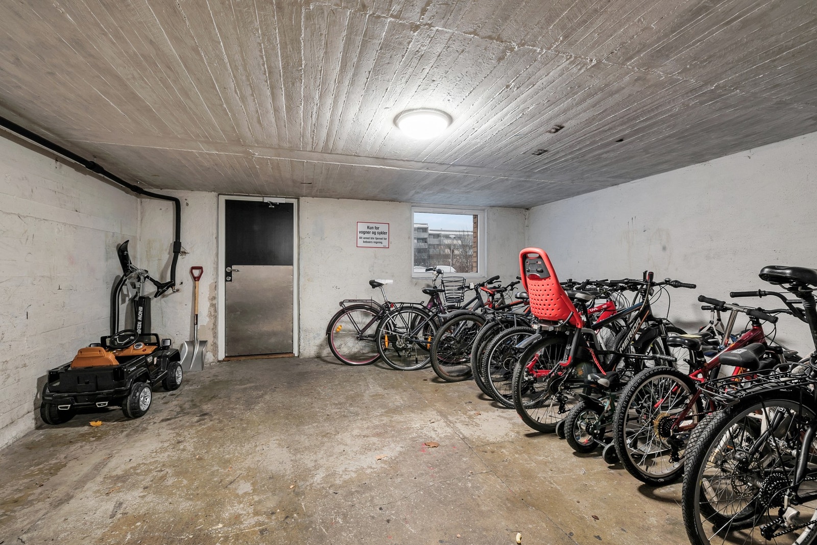 Boligen har to boder i kjeller på til sammen ca. 8 kvm, og i tillegg er det praktisk tilgang til eget sykkelrom. Galleribilde