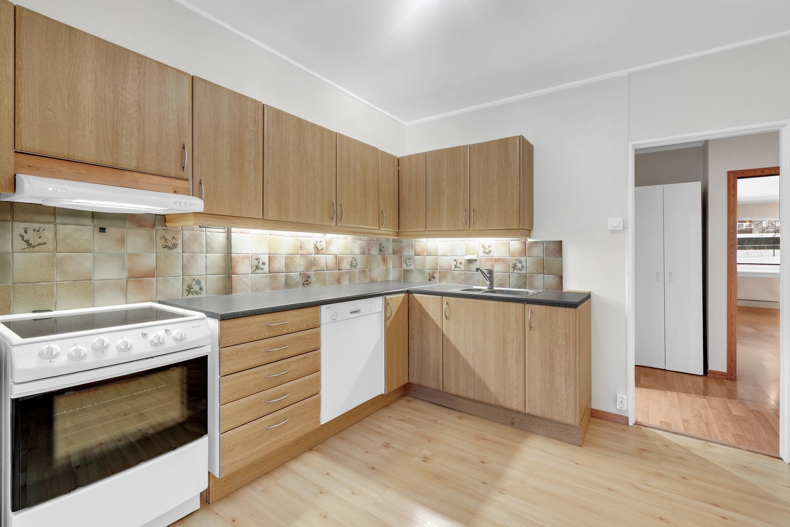 Hvitevarer består av kjøl-/fryseskap, oppvaskmaskin og komfyr, og innredningen er fagmessig montert med normal bruksslitasje. Det er installert kjøkkenventilator med kullfilter. Galleribilde