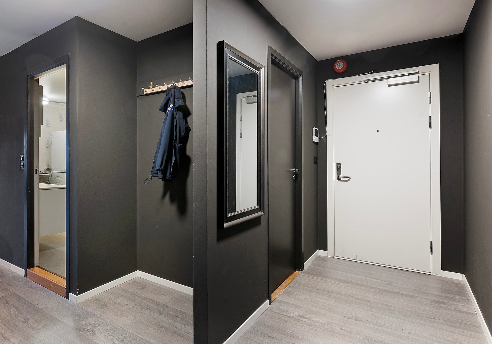 Plass til og henge fra seg yttertøy. Det er også en innvendig stor bod i leiligheten. Galleribilde