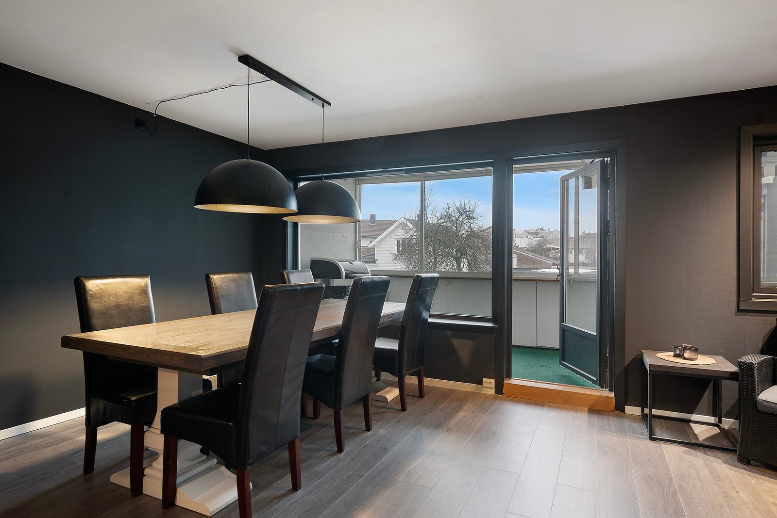 Utgang til en balkong fra stuen og det er en balkong på andre siden Galleribilde