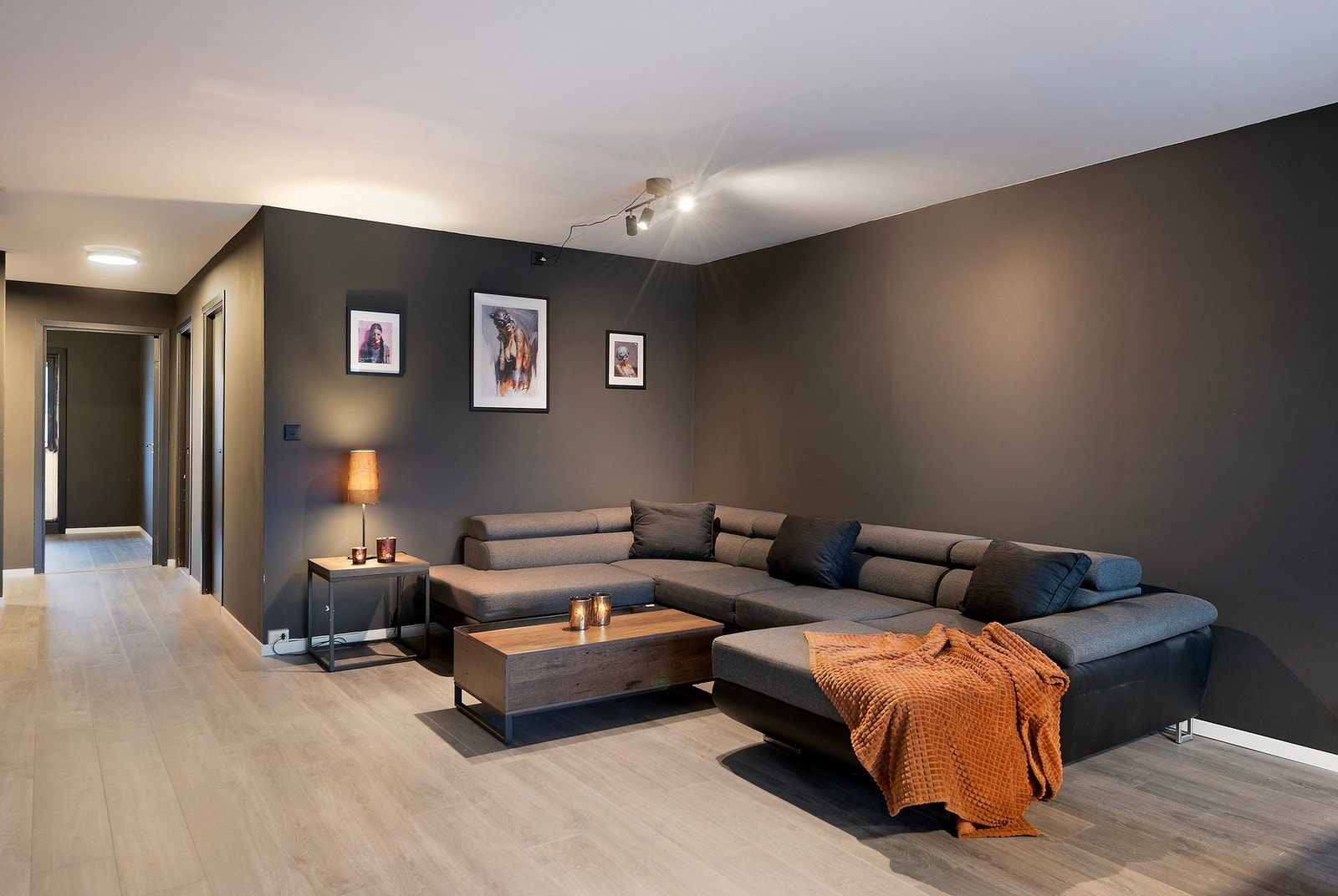 Stor og fin stue med god plass til sofagruppe og god plass til et stort spisebord. Galleribilde