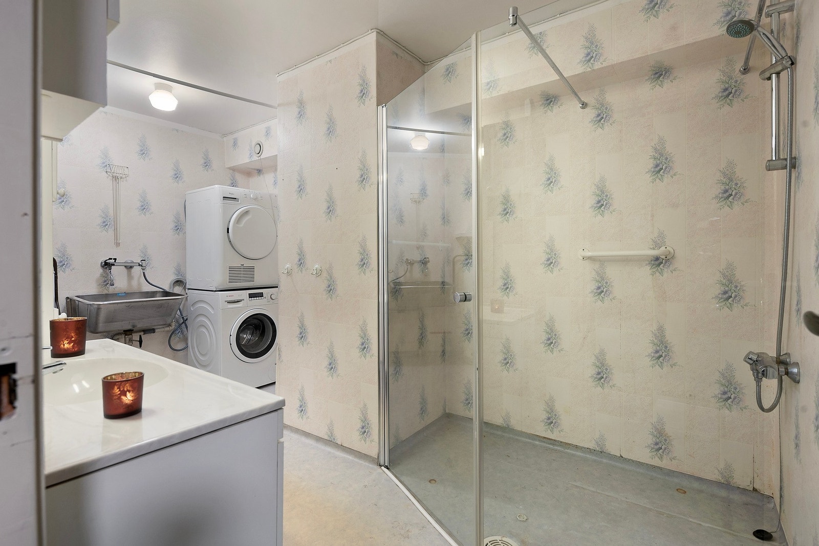 Badet er av eldre dato. Men har en god størrelse og fin plass til vaskemaskin og tørketrommel Galleribilde