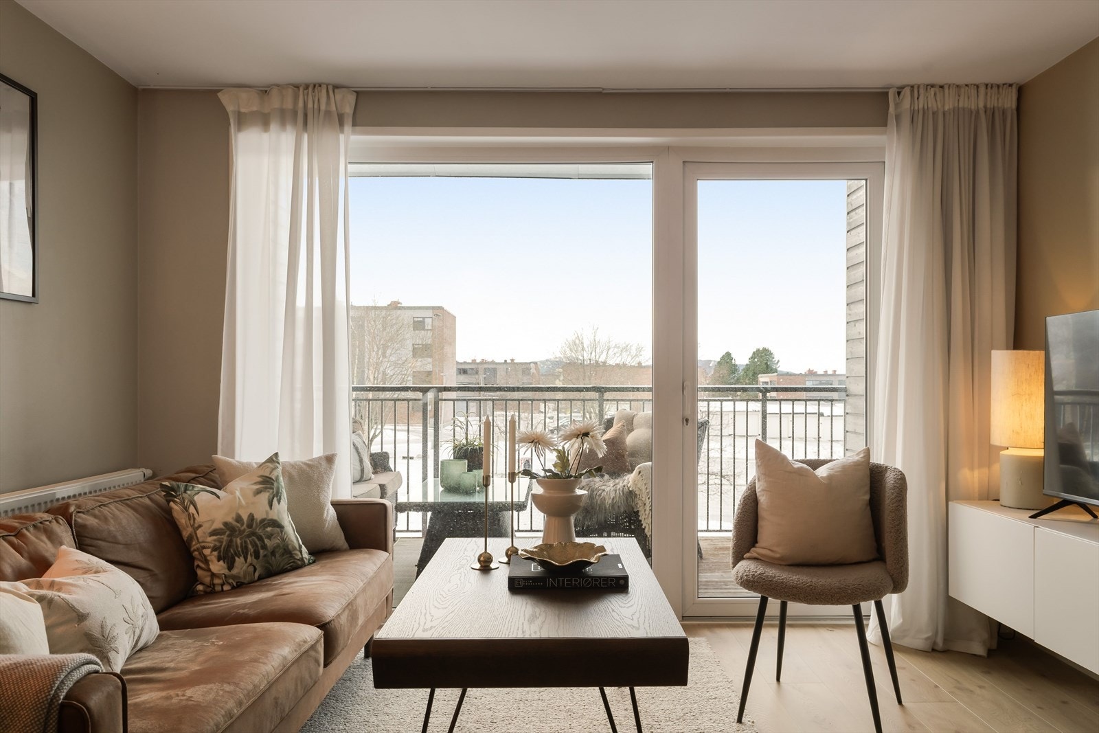 Velkommen til en stilren og moderne 2-roms selveierleilighet i byggets 2. etasje. Galleribilde