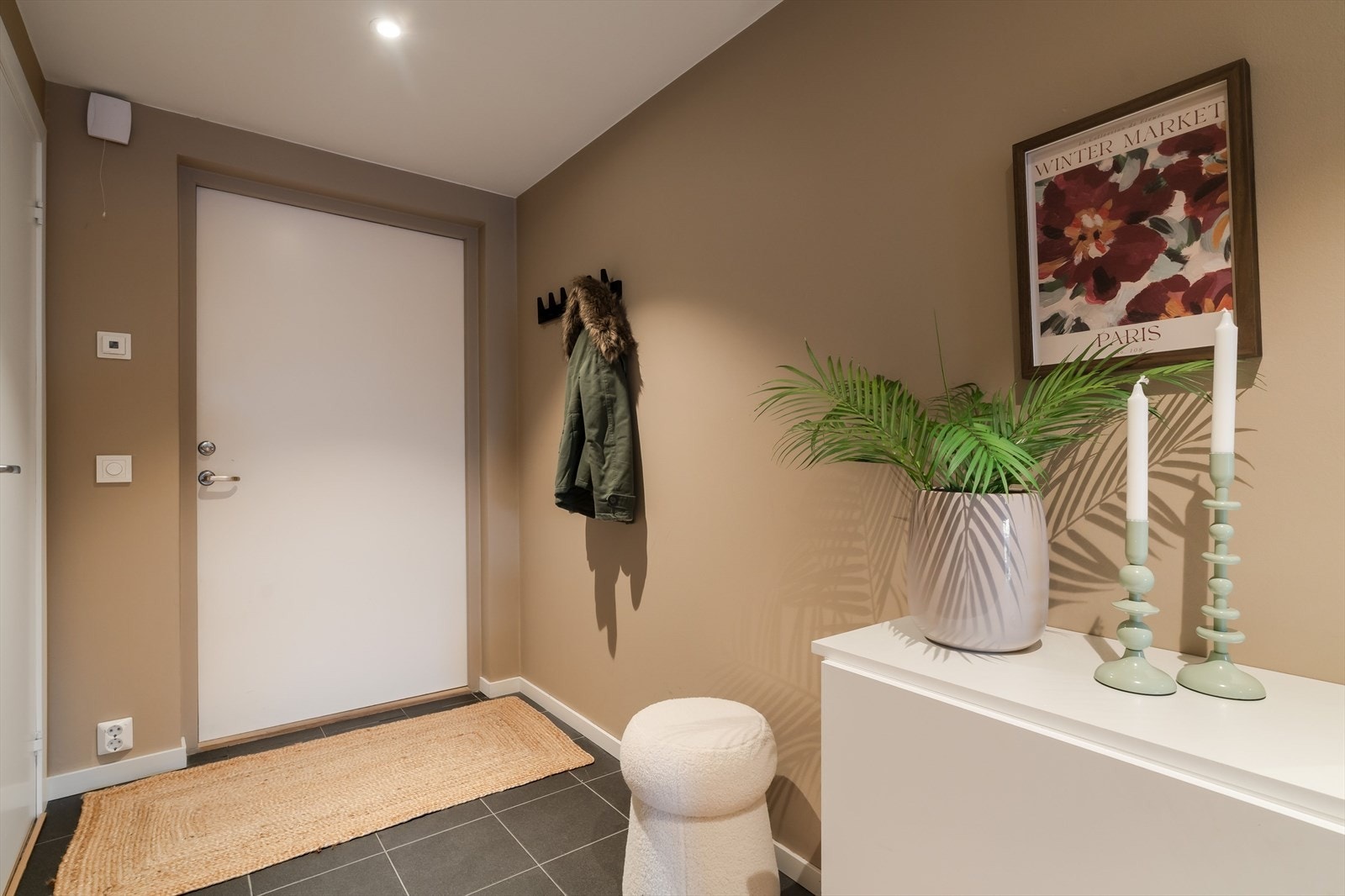 I nærområdet finnes det flere turmuligheter med enkel adkomst til skog og mark, samt gang- og turveier som egner seg godt for både rekreasjon og mosjon. Galleribilde