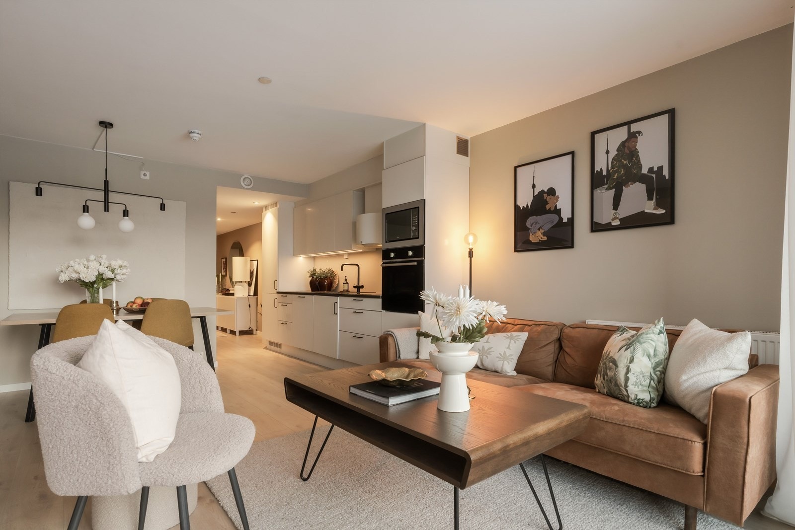 Stuen har en god planløsning som gir fleksible møbleringsmuligheter og en luftig romfølelse. Galleribilde