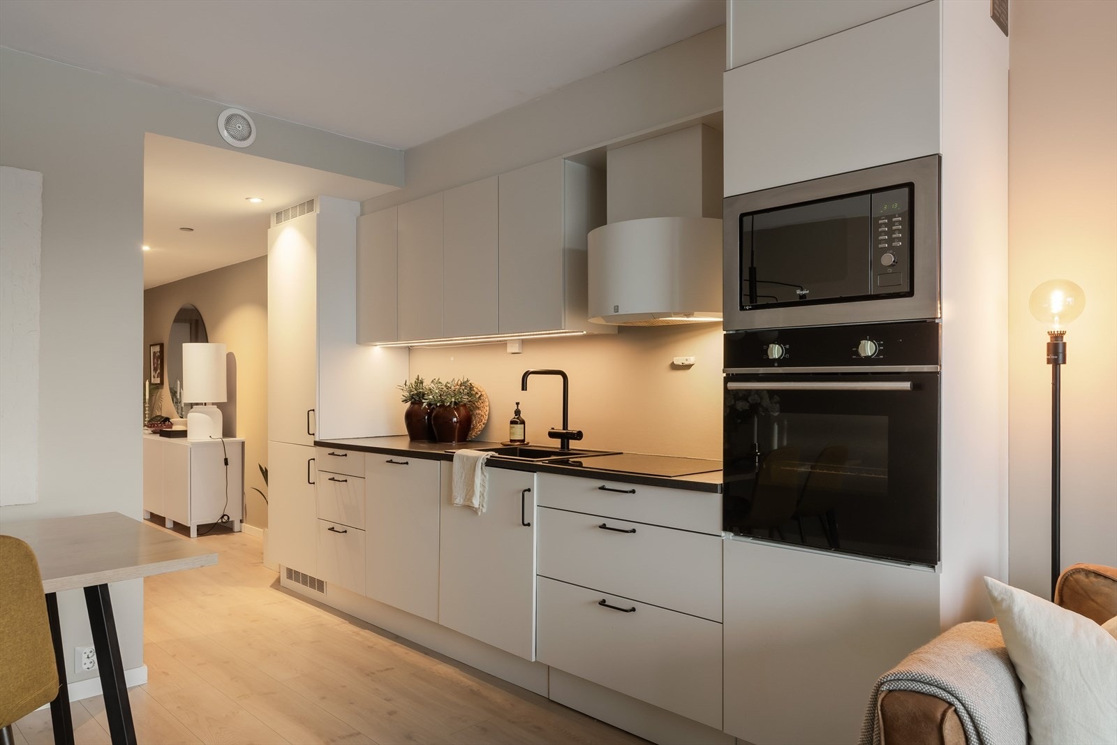 Kjøkkenet har god skap- og benkeplass som gir praktiske arbeidsforhold i hverdagen. Galleribilde