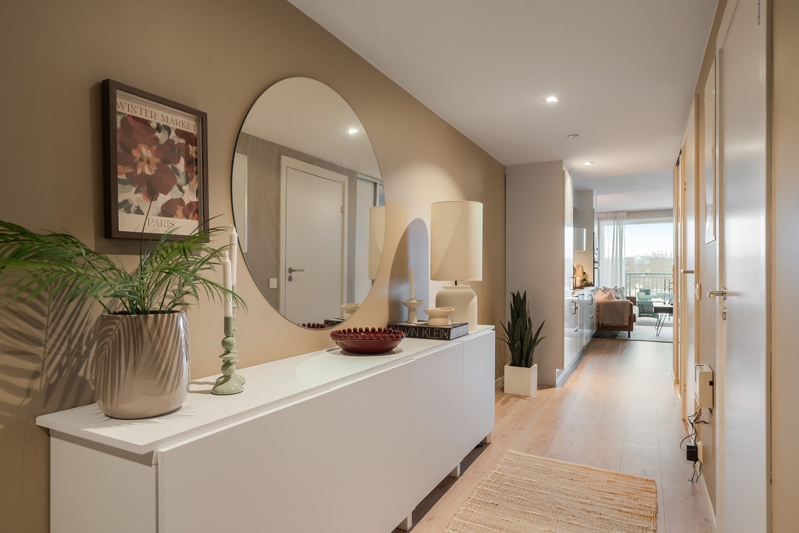 Entréen har gode garderobemuligheter og enkel adkomst til boligens øvrige rom. Galleribilde