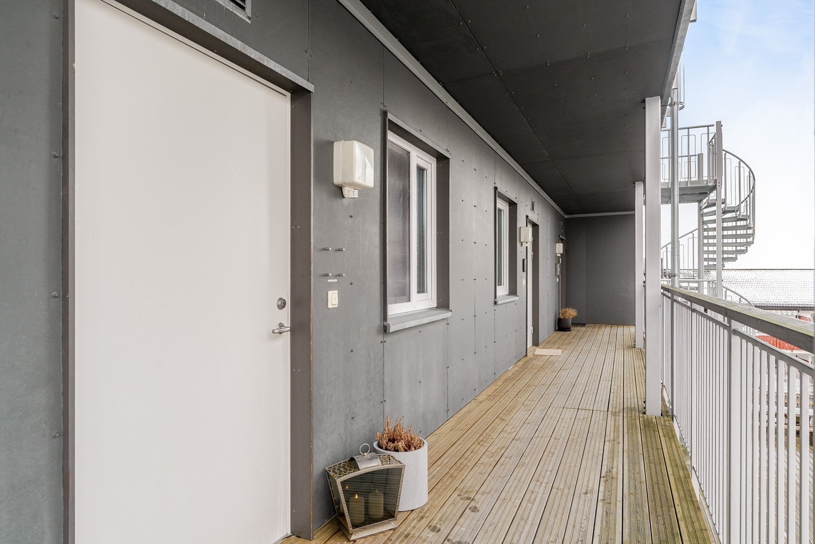 Kollektivtilbudet i området er meget godt. Nærmeste bussholdeplass ved Charlottenlund videregående skole ligger ca. 3 minutters gange fra boligen, med hyppige avganger mot Trondheim sentrum. Galleribilde