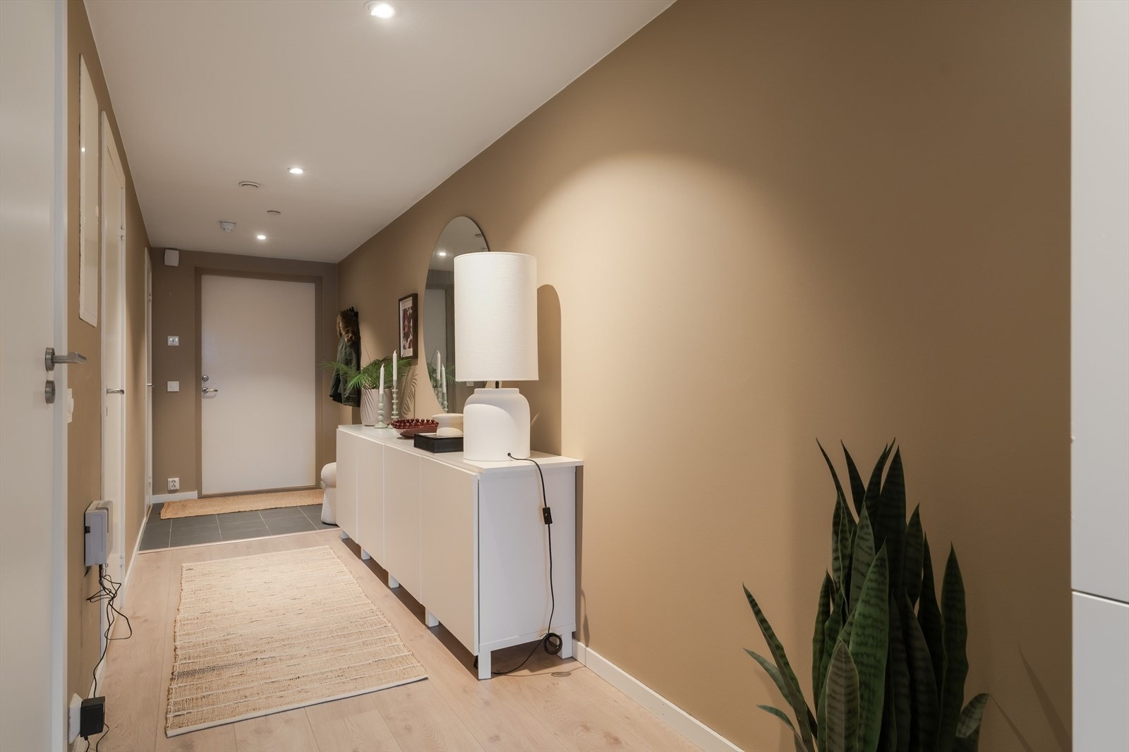 Leiligheten er tilknyttet fjernvarme og har balansert ventilasjon - fjernvarme og varmtvann er inkludert i felleskostnadene. Galleribilde