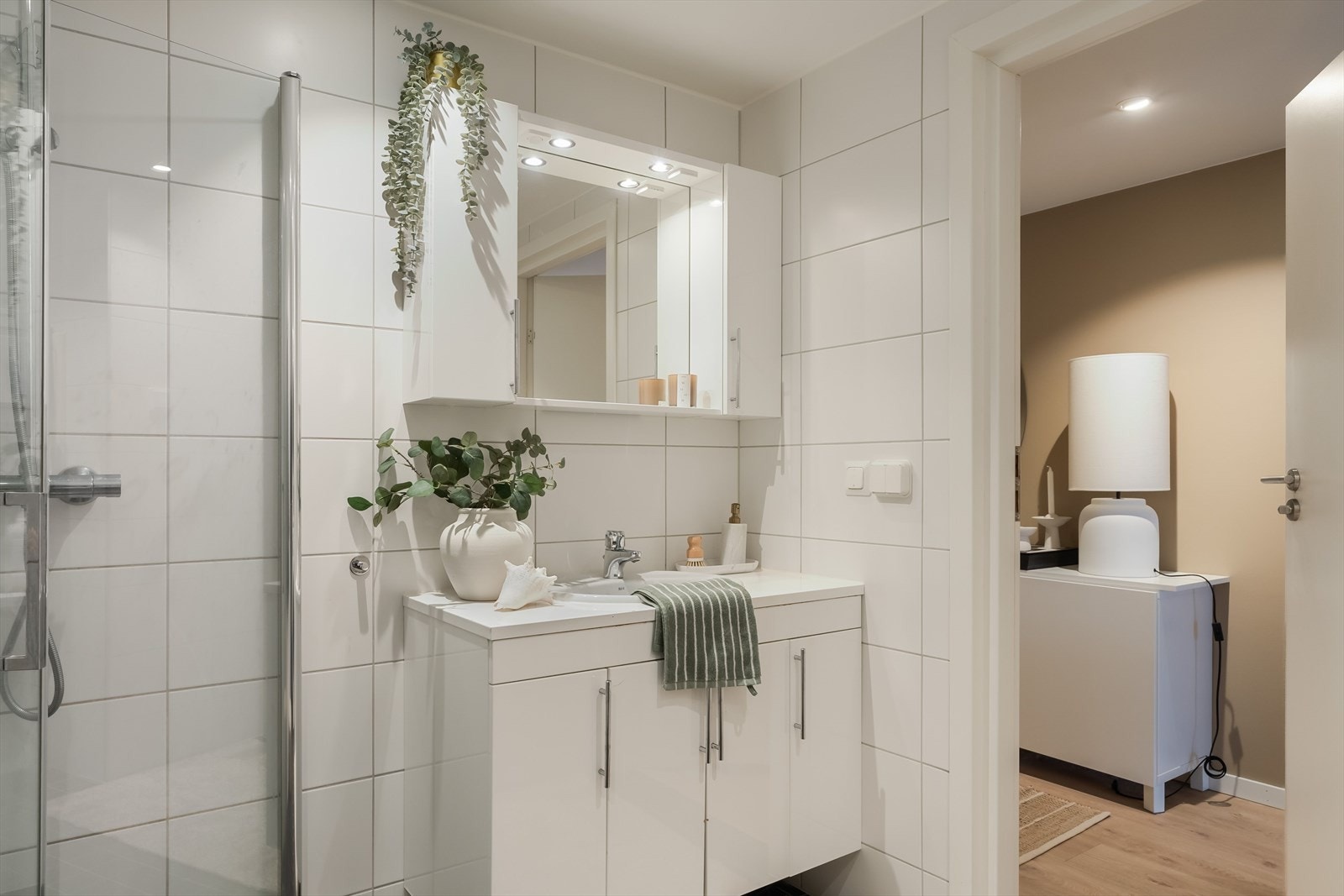 Downlights i taket og gulvvarme bidrar til en behagelig og komfortabel atmosfære. Galleribilde