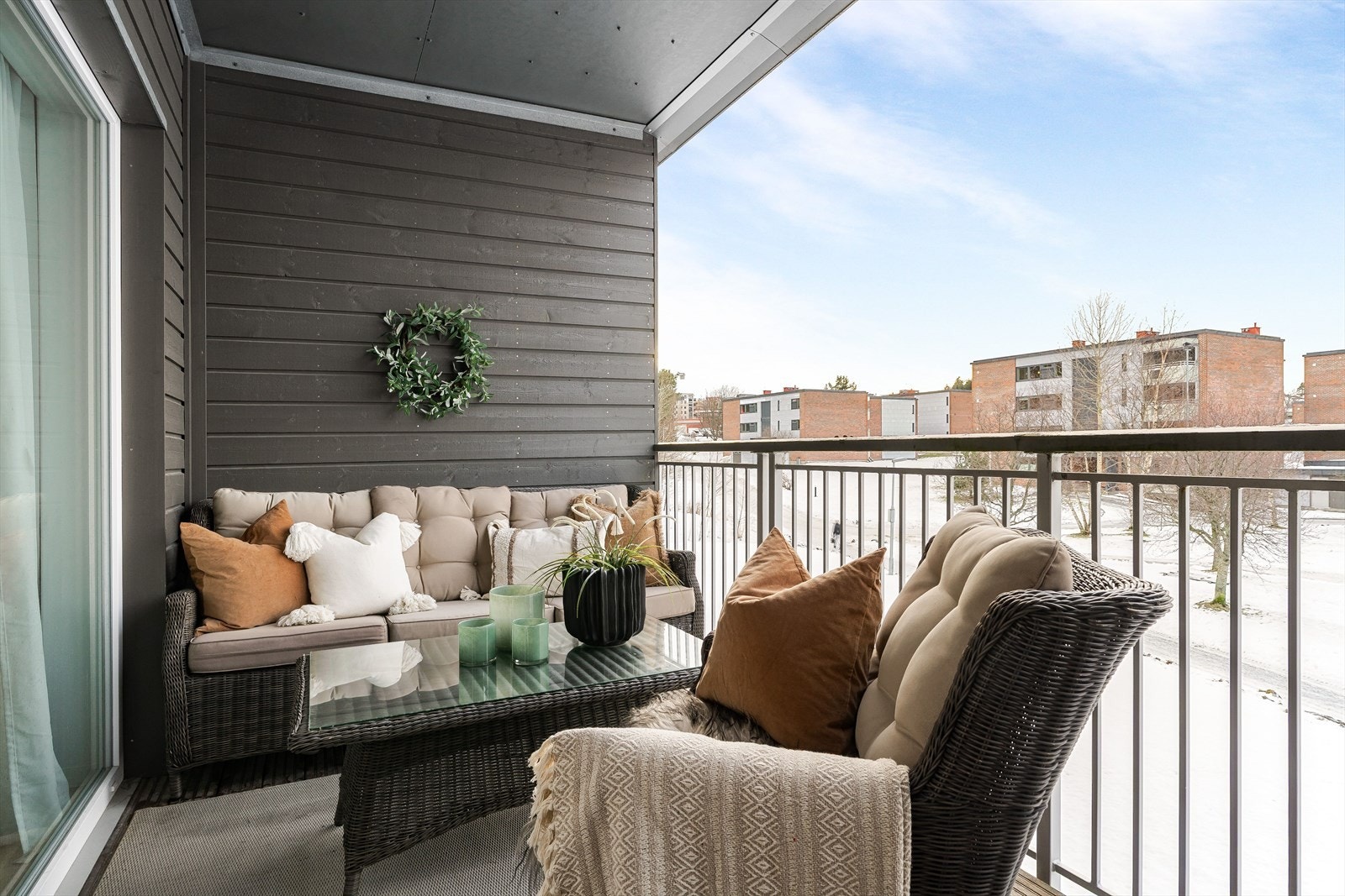 Balkongen har god plass til utemøbler og kan enkelt innredes som en hyggelig uteplass. Galleribilde