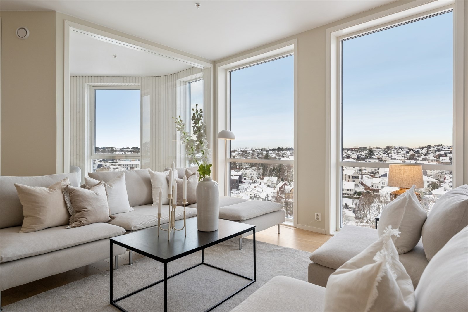 Her strømmer dagslyset inn, og utsikten over Sandnes kan nytes både dag og kveld. Galleribilde