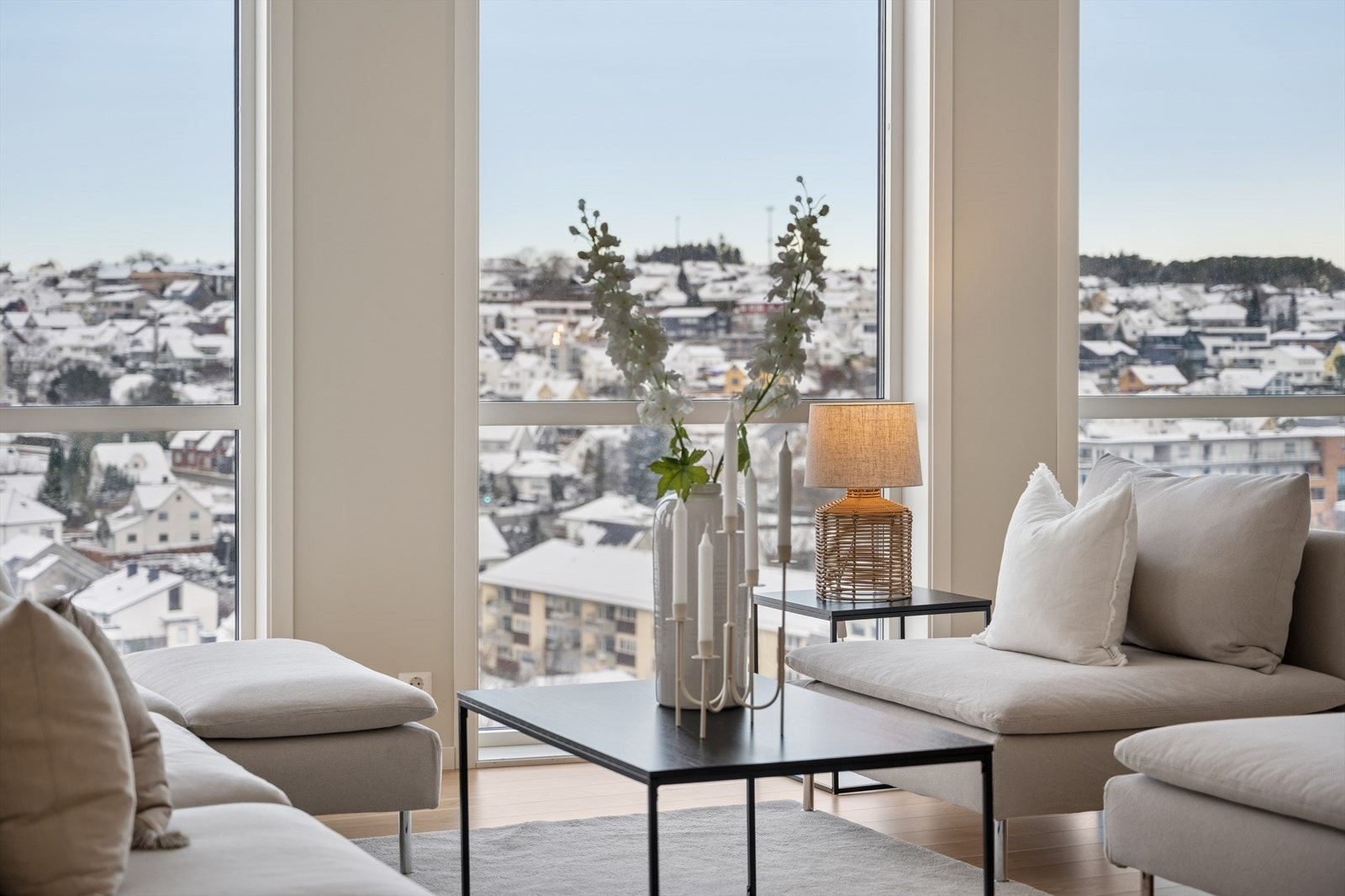 Utsyn mot snødekt landskap gir en vakker ramme fra stuevinduene. Galleribilde