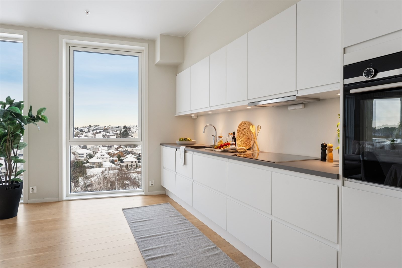 Innredningen er moderne og tidløs med slette fronter, godt med skapplass og rikelig med benkeareal. Galleribilde