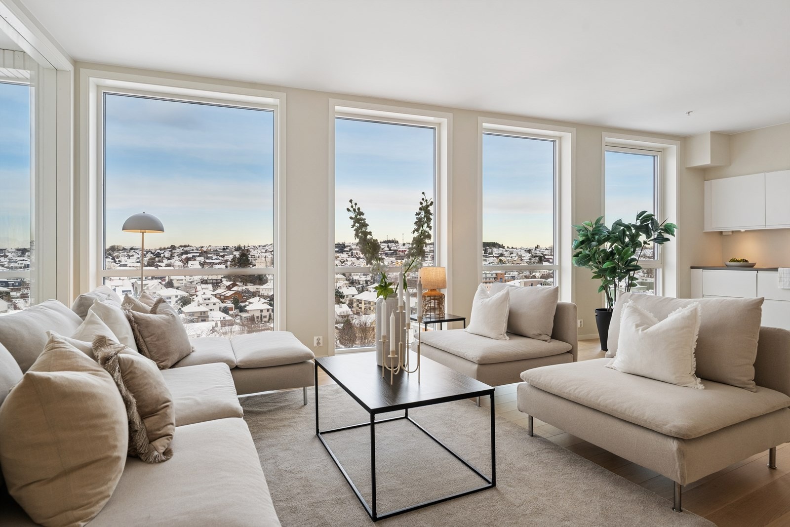 Stuen preges av store vindusflater fra gulv til tak som slipper inn rikelig med naturlig lys og åpner rommet mot den storslåtte utsikten. Galleribilde