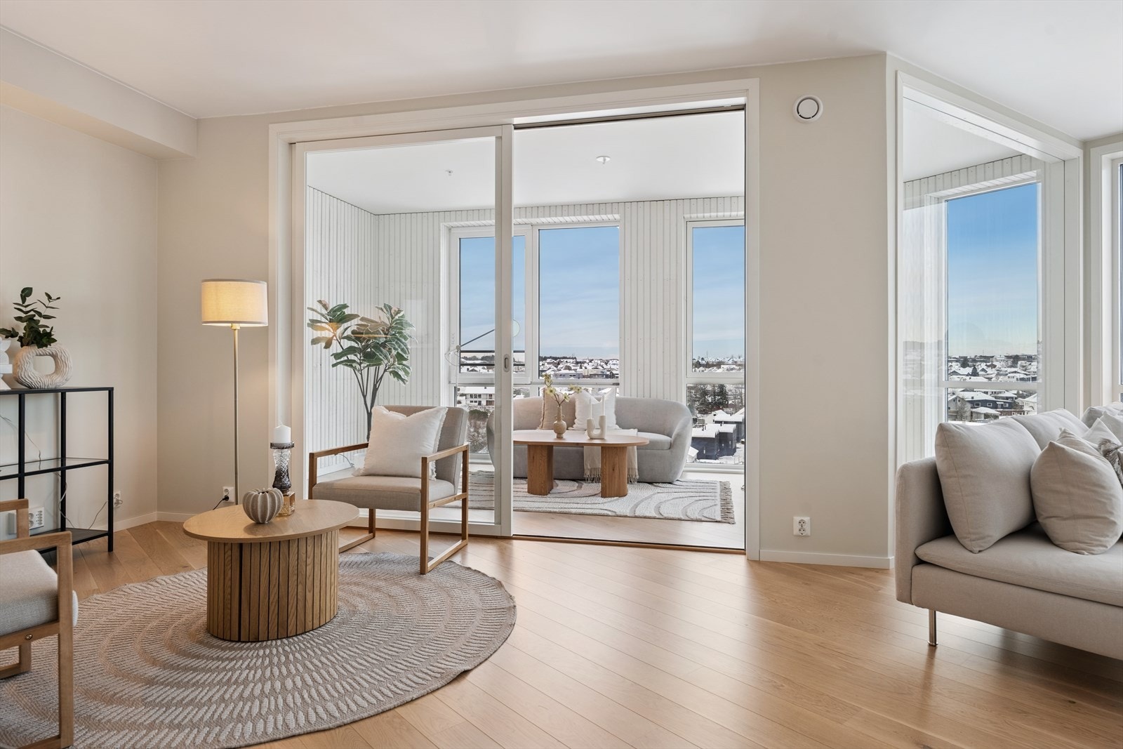 Skyvedører gir enkel tilgang til en innbydende innglasset balkong på ca. 15 m². Galleribilde