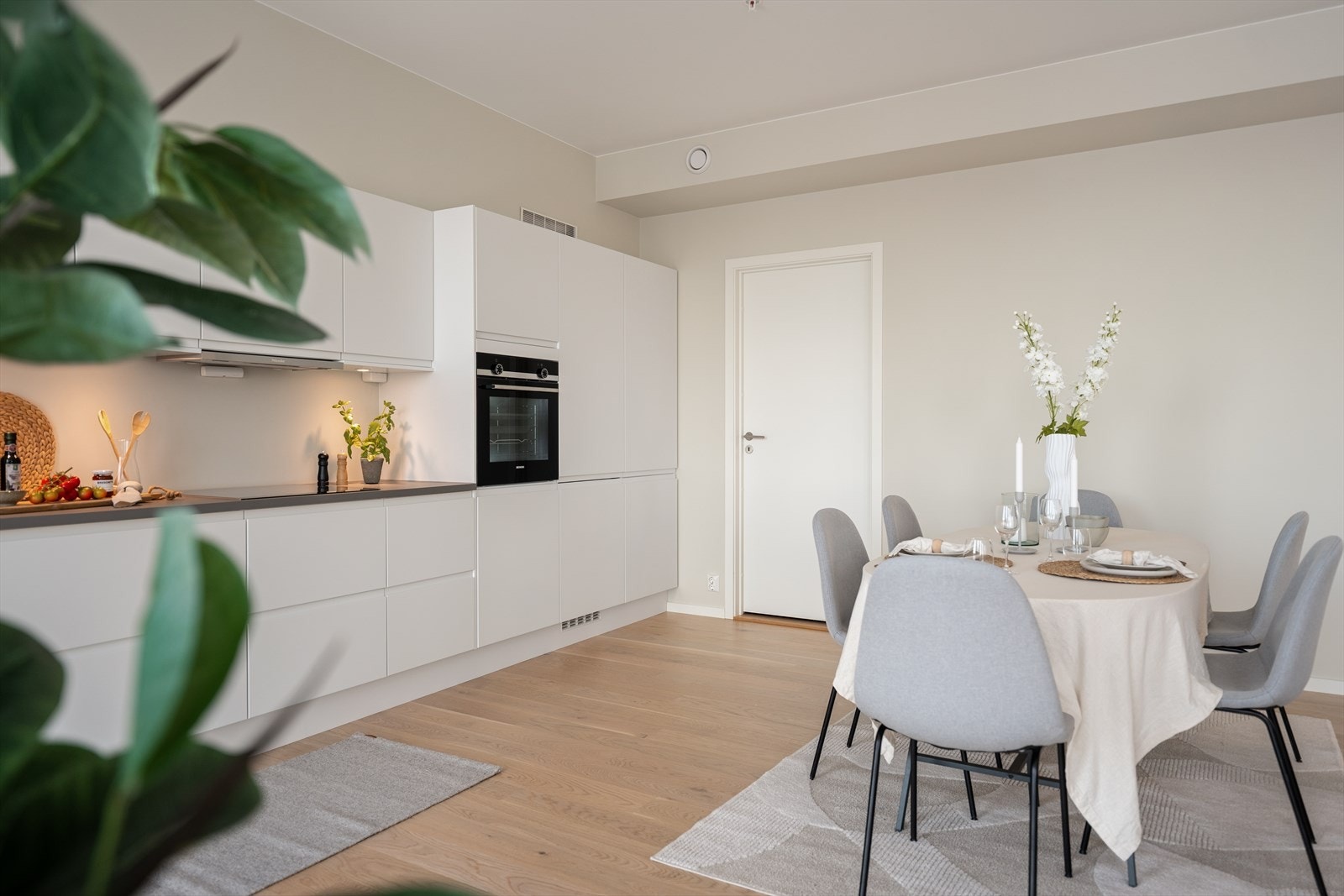 Mellom stuen og kjøkkenet er det god plass til stor sittegruppe, som skaper et naturlig skille. Galleribilde