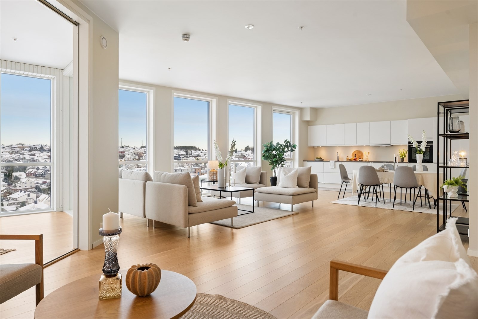 DNB Eiendom v/Meriton Gashi har gleden av å presentere en nydelig utsiktsleilighet beliggende i 12. etasje i Mølletårnet. Galleribilde