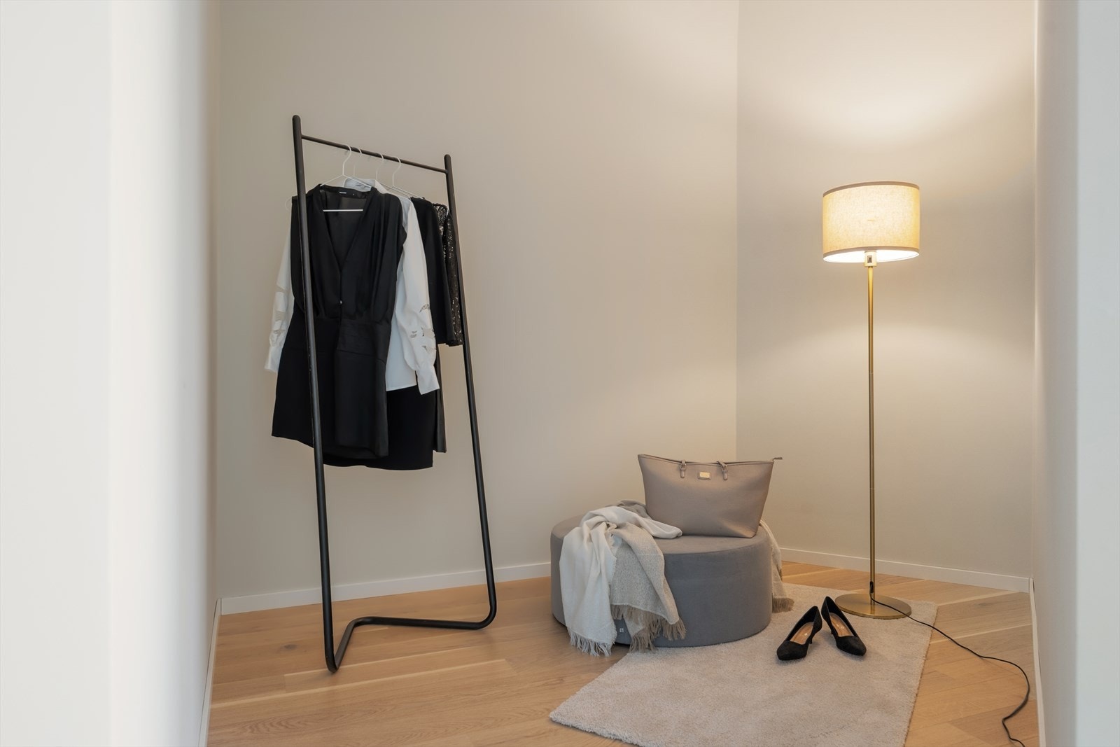 Walk-in-garderoben byr på en egen, romslig nisje med god plass til klær og tilbehør. Galleribilde