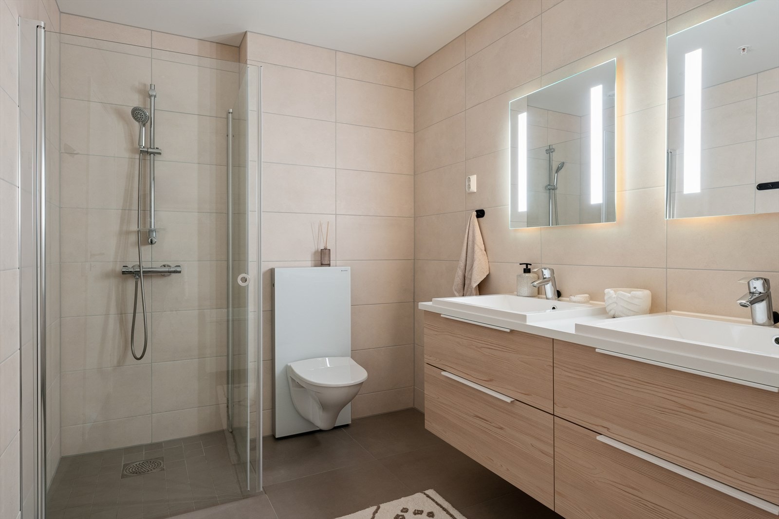 Fra det ene soverommet er det tilgang til et flislagt bad med både badekar og dusj. Galleribilde