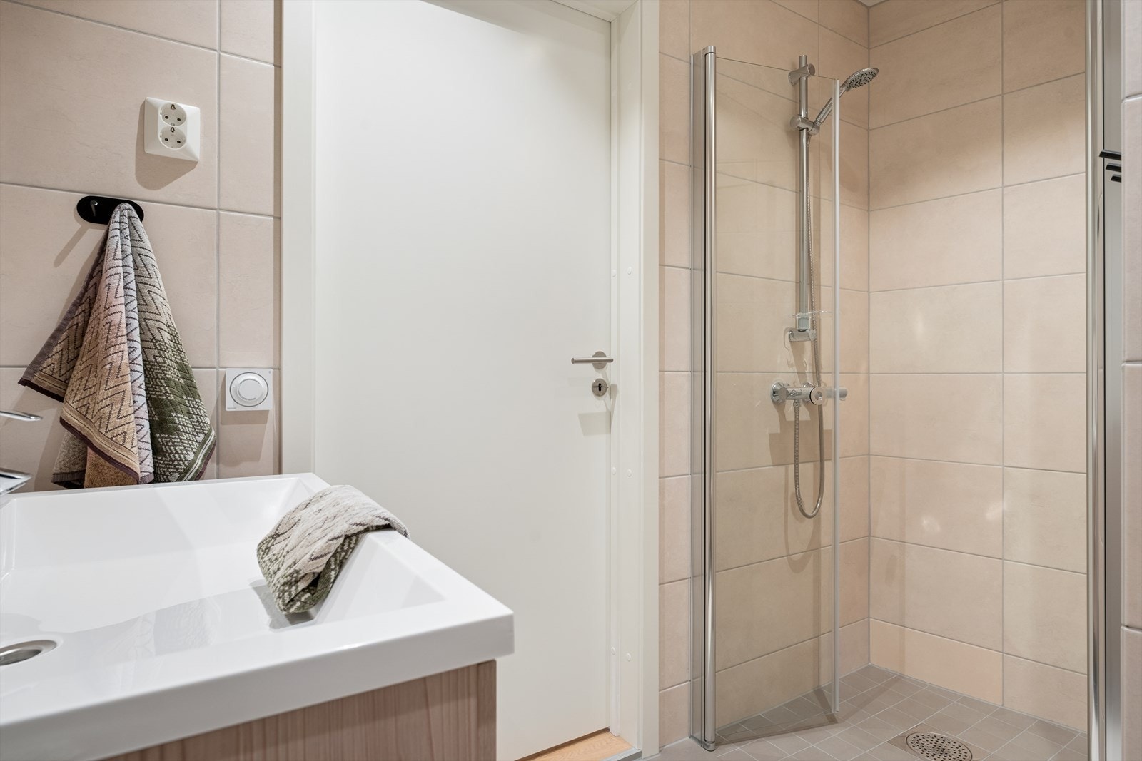 Dette badet har også dusj og moderne innredning i eik. Galleribilde