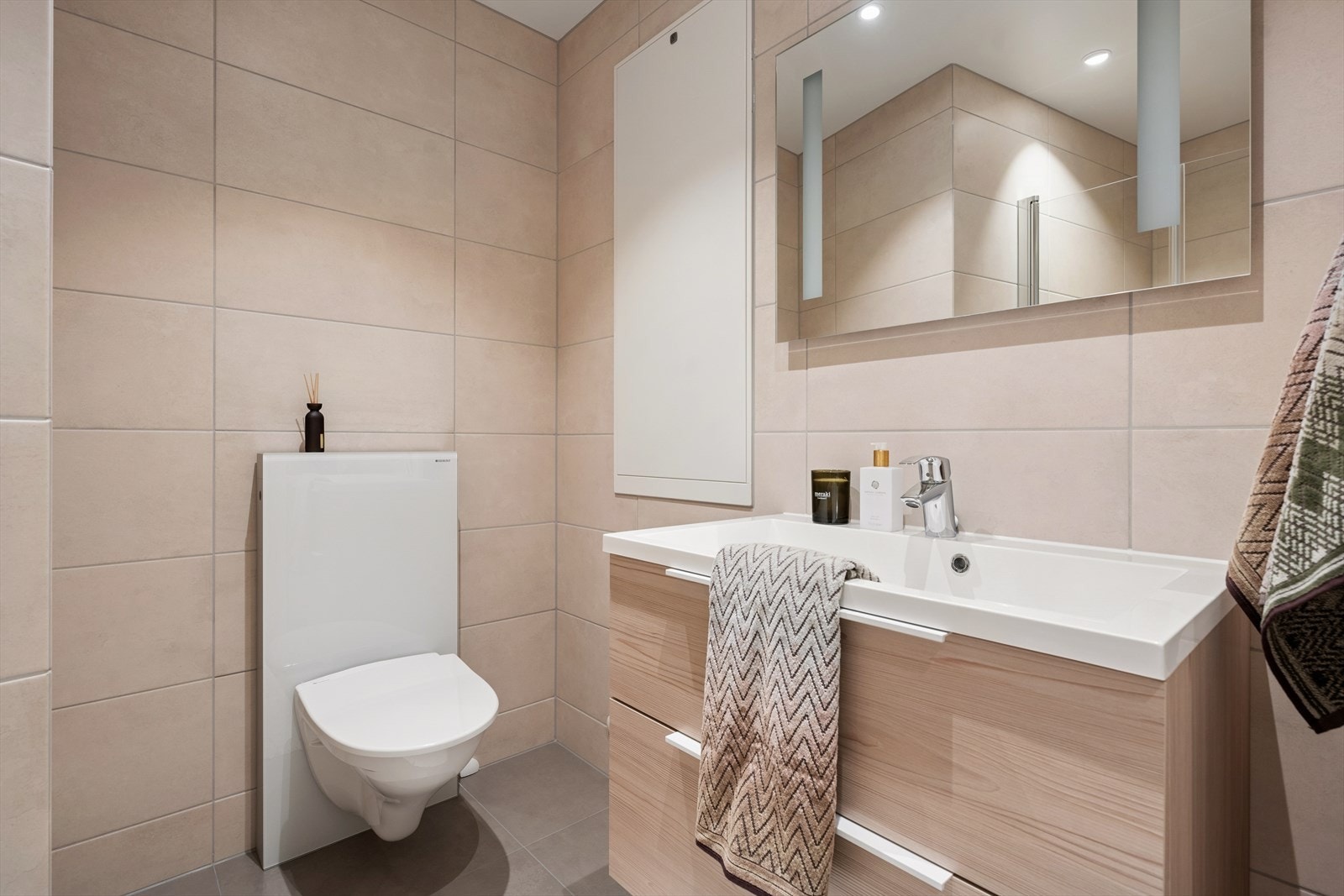 Fra entréen er det direkte adkomst til ett av leilighetens to bad. Galleribilde