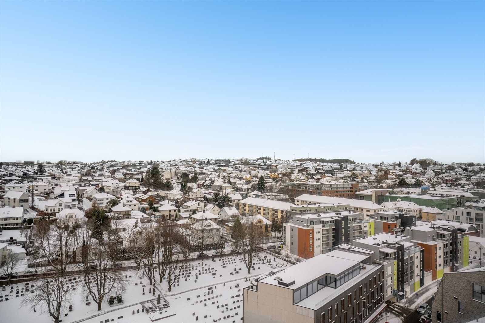 Fra både stue/kjøkken og innglasset balkong får du et panoramablikk over nærområdet. Galleribilde