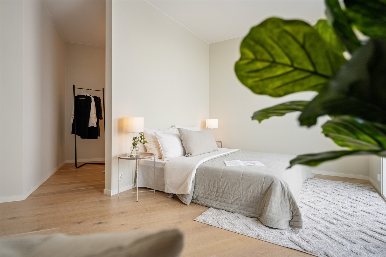 Walk-in-garderoben er diskret plassert like ved sengeområdet for enkel organisering i hverdagen. Galleribilde