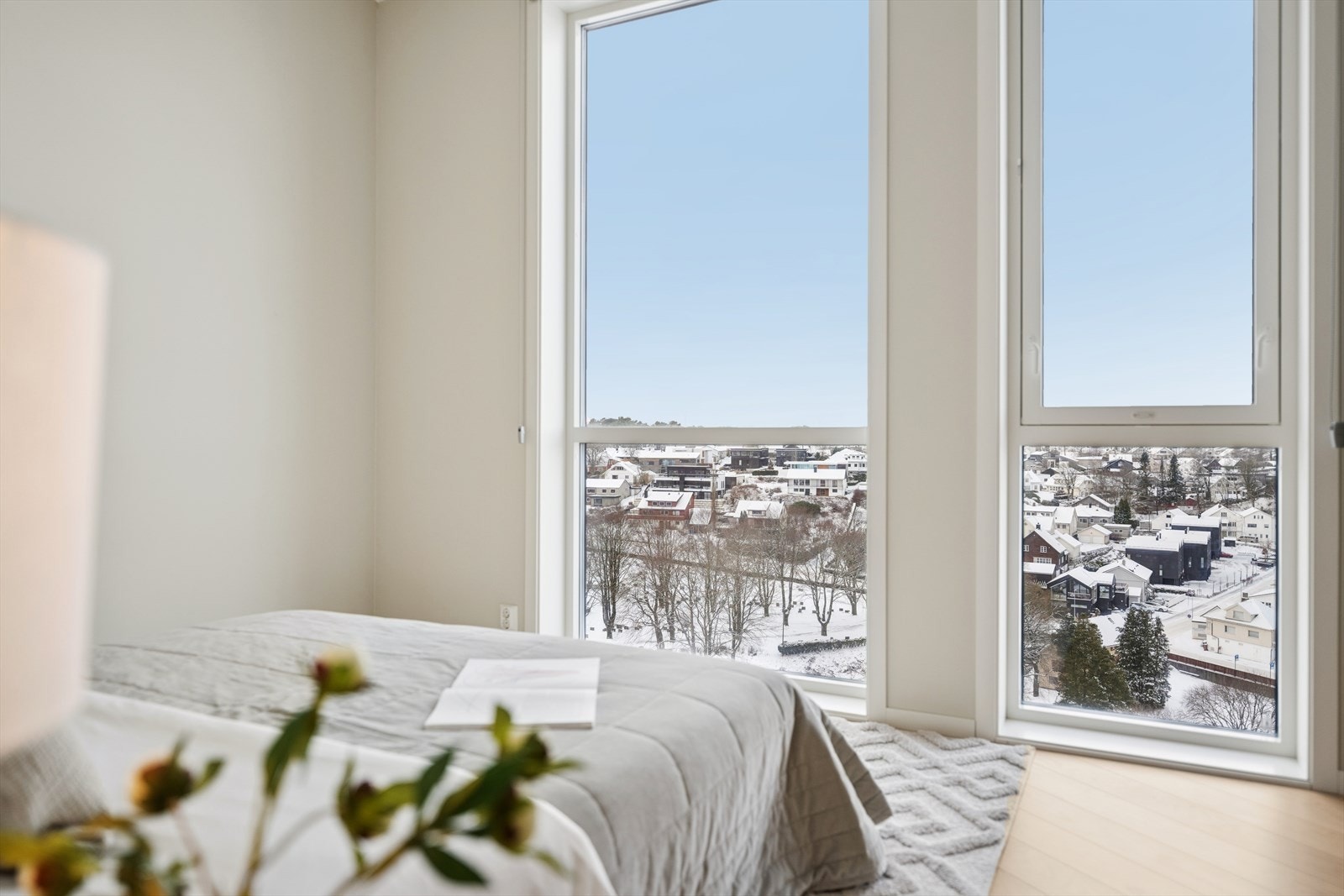 De store vindusflatene slipper inn godt med naturlig lys og skaper en luftig atmosfære. Galleribilde