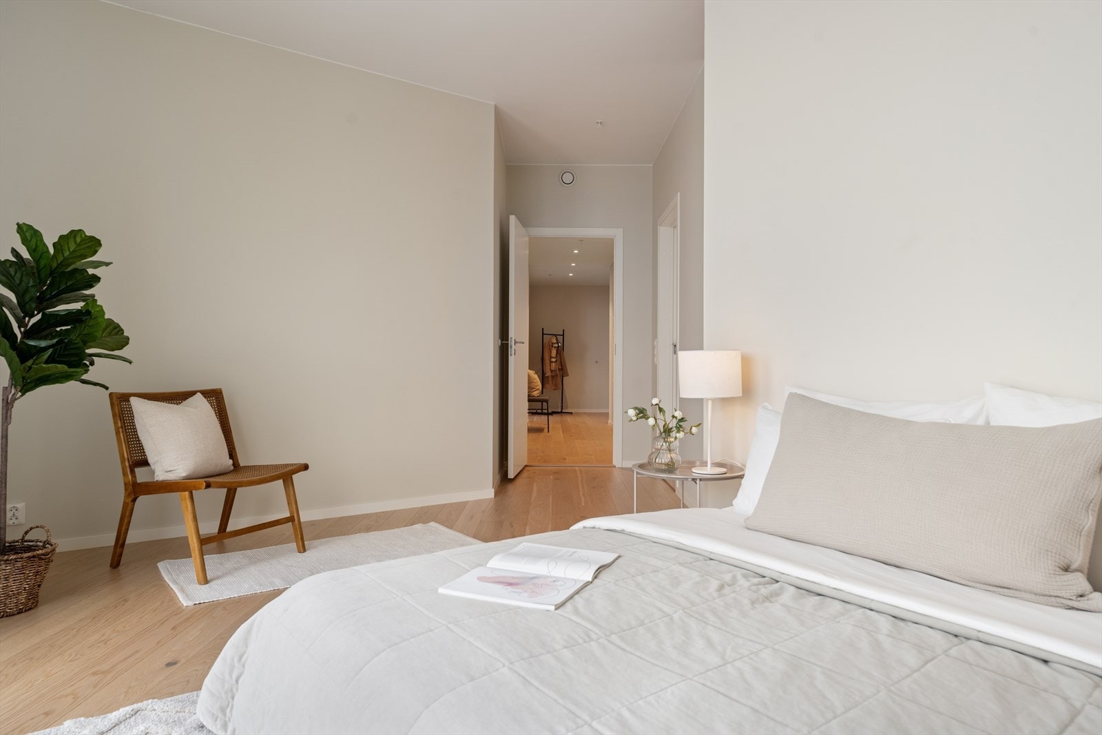 Romslig hovedsoverom med både walk-in-closet og direkte adkomst til privat bad. Galleribilde