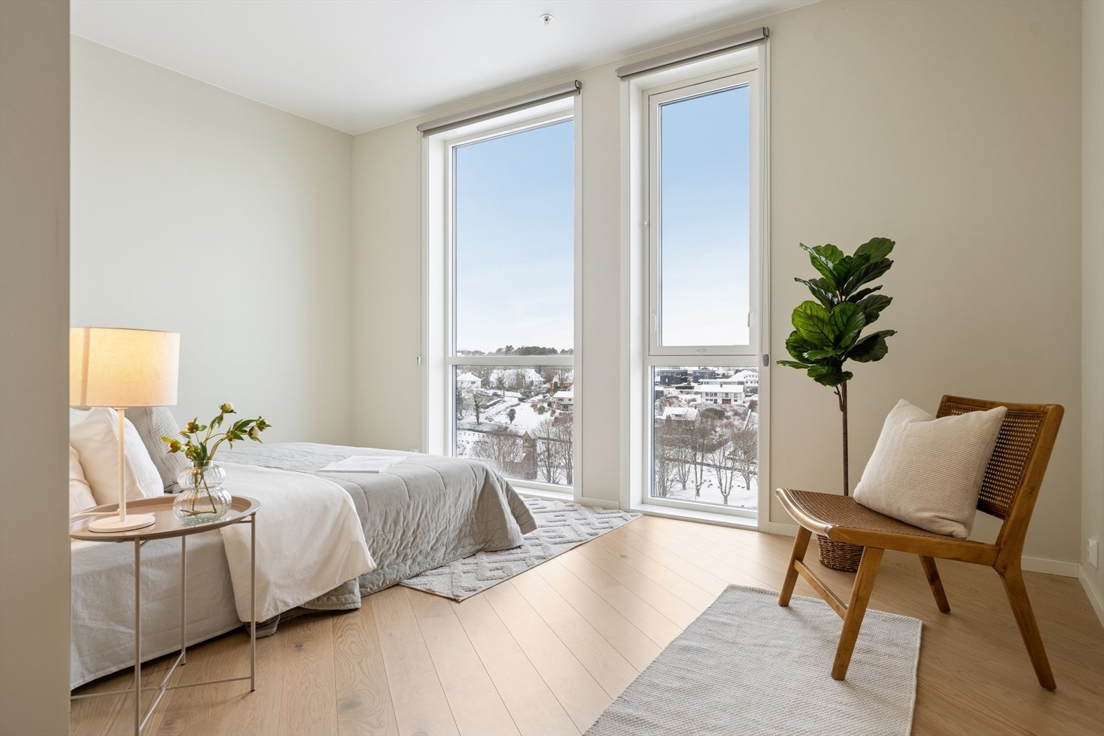 Leiligheten har en barnevennlig planløsning med to gode soverom plassert på samme side av boligen. Galleribilde