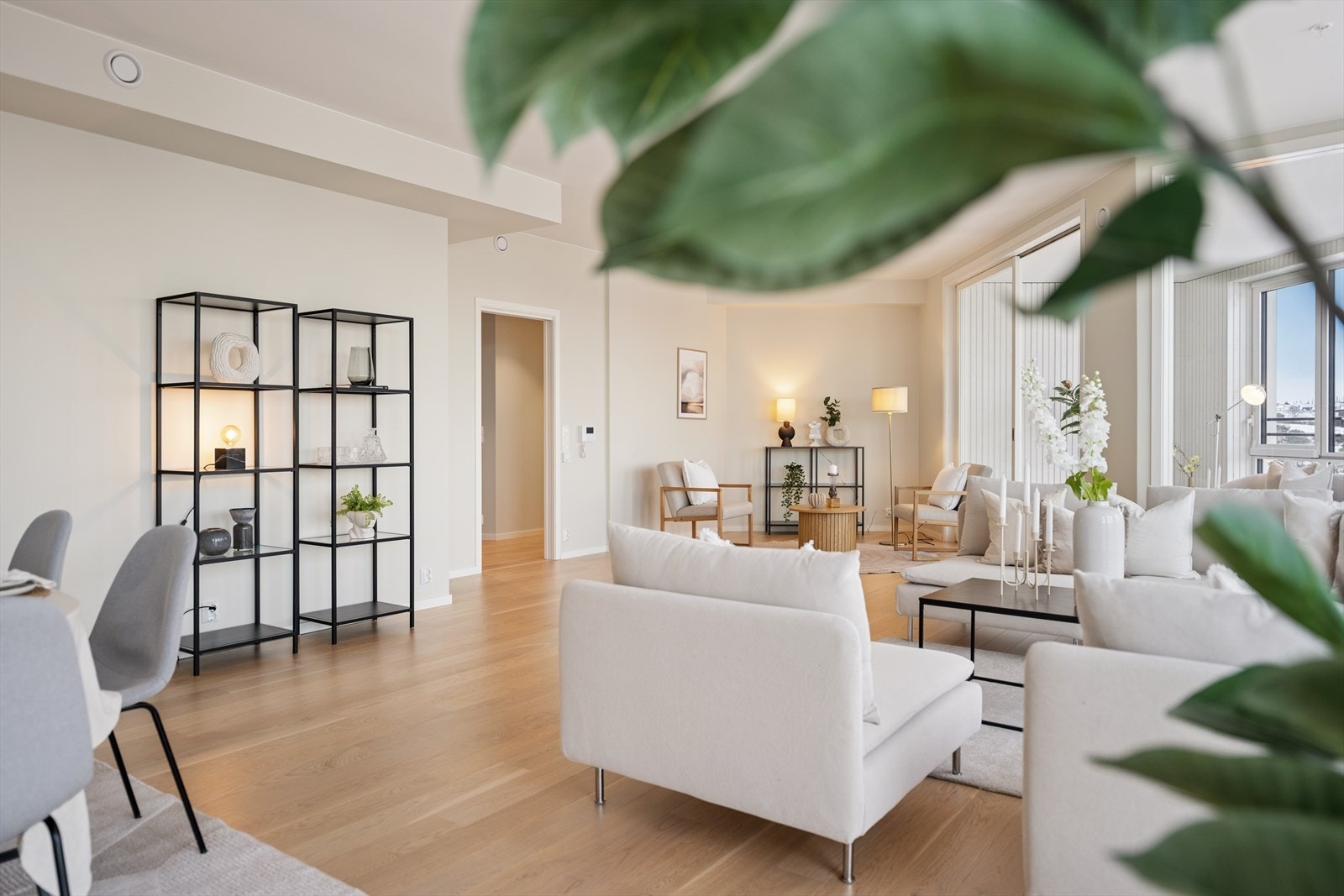 Åpen planløsning mellom stue og spisestue gir god flyt i rommet. Galleribilde