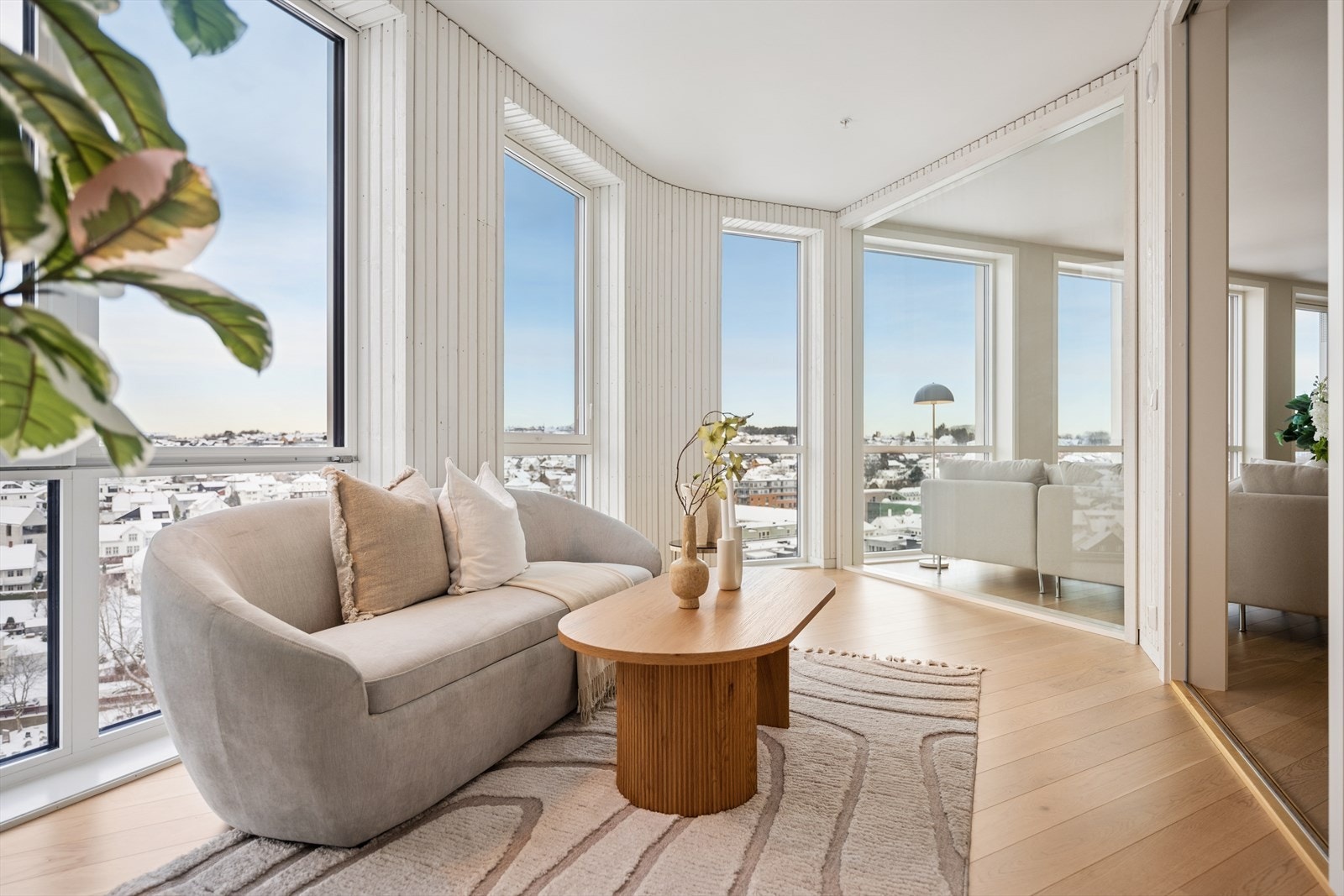 Leiligheten ligger i et nybygg fra 2022 og har høy standard med moderne løsninger, praktisk planløsning og en fantastisk utsikt over byen og nærområdet. Galleribilde