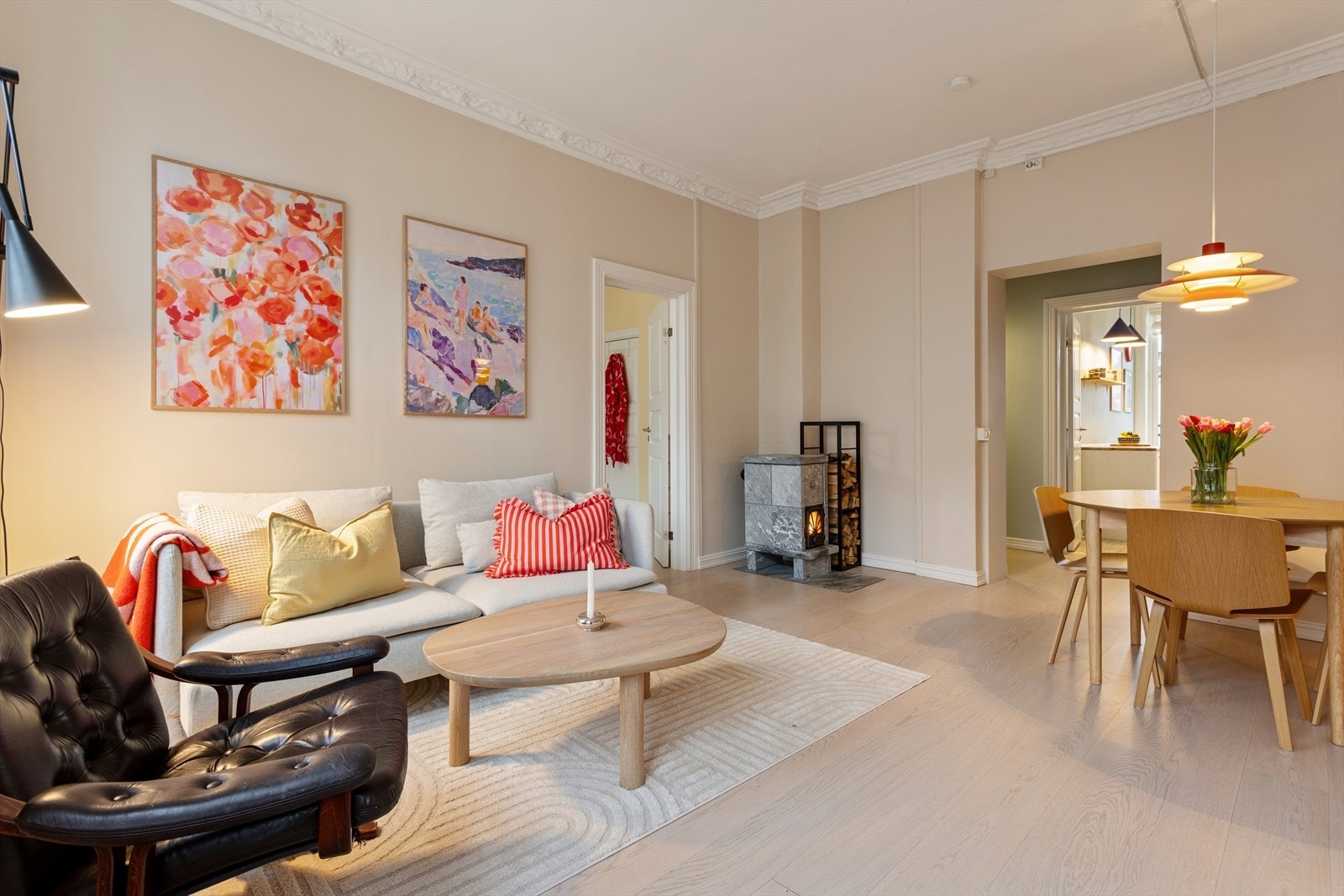 God takhøyde, stukkatur og en flott klebersteinsovn gir leiligheten en lun atmosfære. Galleribilde