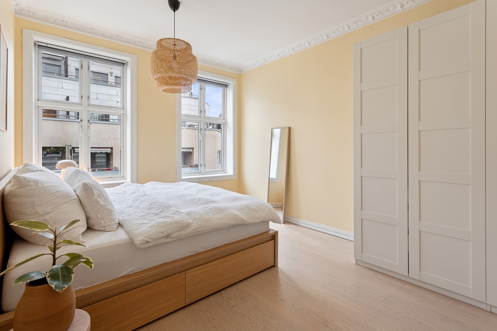 Rommet har en generøs størrelse, og den fremhevede stukkaturen gir en elegant ramme. Galleribilde