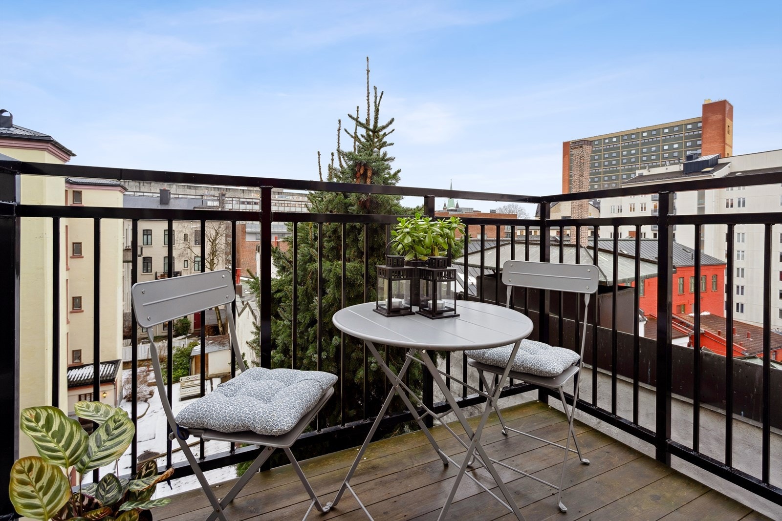 Balkongen er på ca. 3 kvm og er perfekt til varme sommerdager. Galleribilde