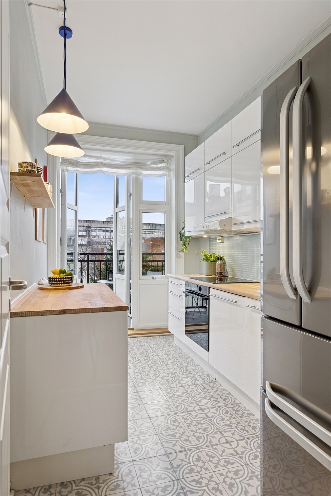 Kjøkkenet er innredet med underskap og overskap med glatte fronter som gir et rent og moderne uttrykk. Galleribilde