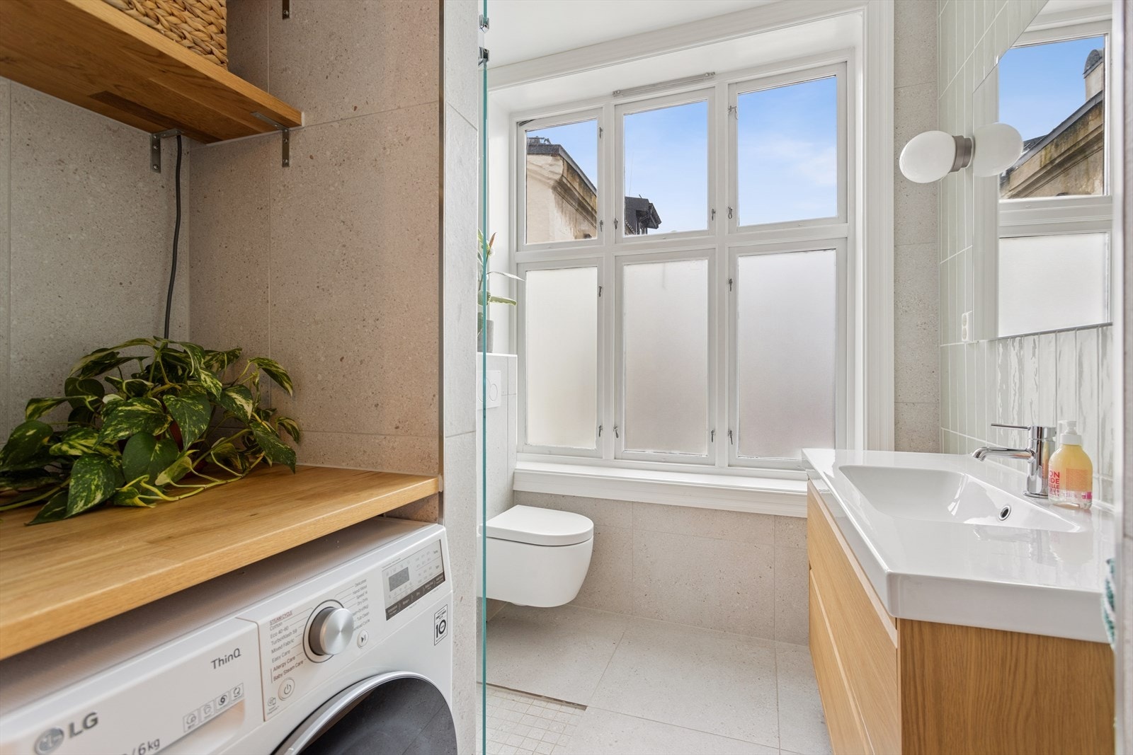 Badet er totaloppusset i 2024 og fremstår som velholdt og tidsriktig. Galleribilde