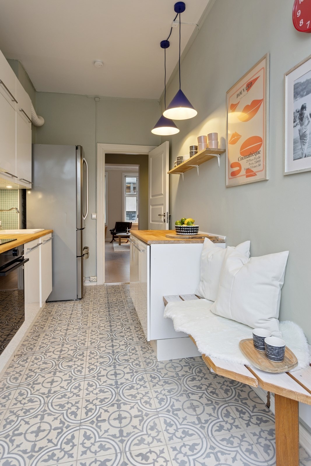 Det er god plass til matlaging, og kjøkkenet er praktisk utstyrt med integrerte hvitevarer som oppvaskmaskin, induksjonsplatetopp og stekeovn. I tillegg medfølger et frittstående kjøl-/fryseskap. Galleribilde