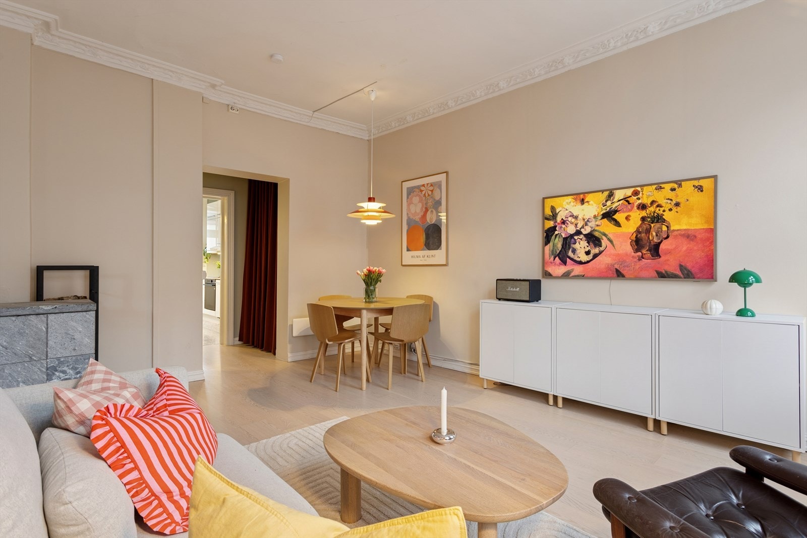 Denne unike leiligheten ligger i byggets 4. etasje og kombinerer klassiske detaljer med moderne løsninger. Galleribilde