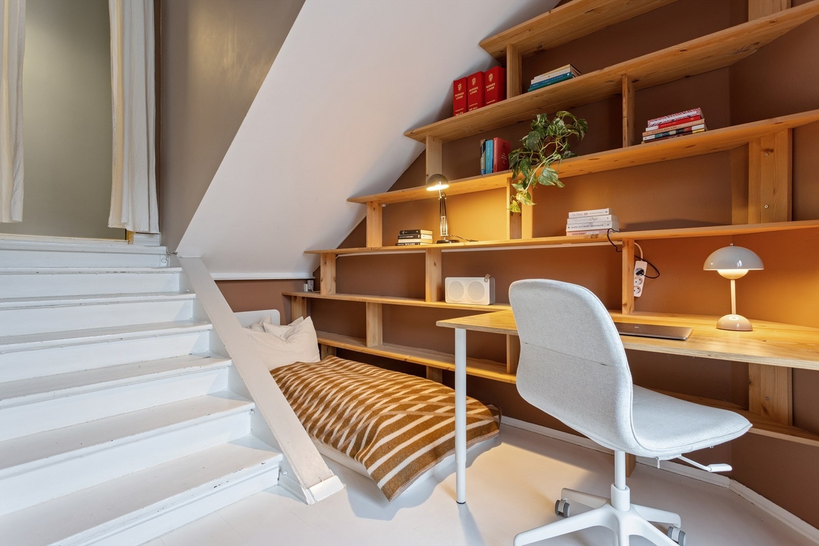 Fra entréen er det en liten trapp ned til rommet, hvor det er en følelse av skjerming og stillhet. Galleribilde