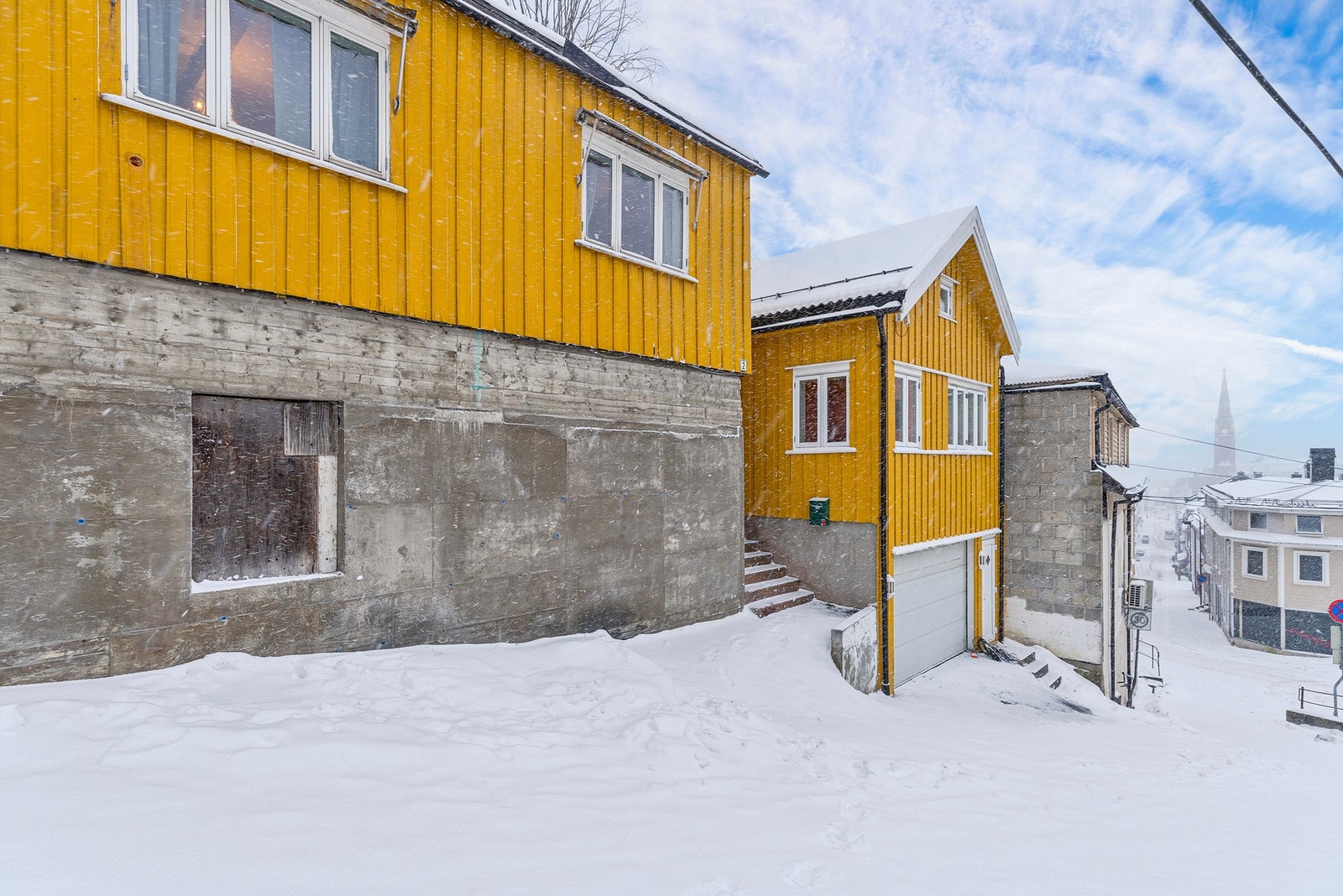 Krypkjeller under boligen. Garasjen er 29 kvm og gir plass til både bil og oppbevaring Galleribilde