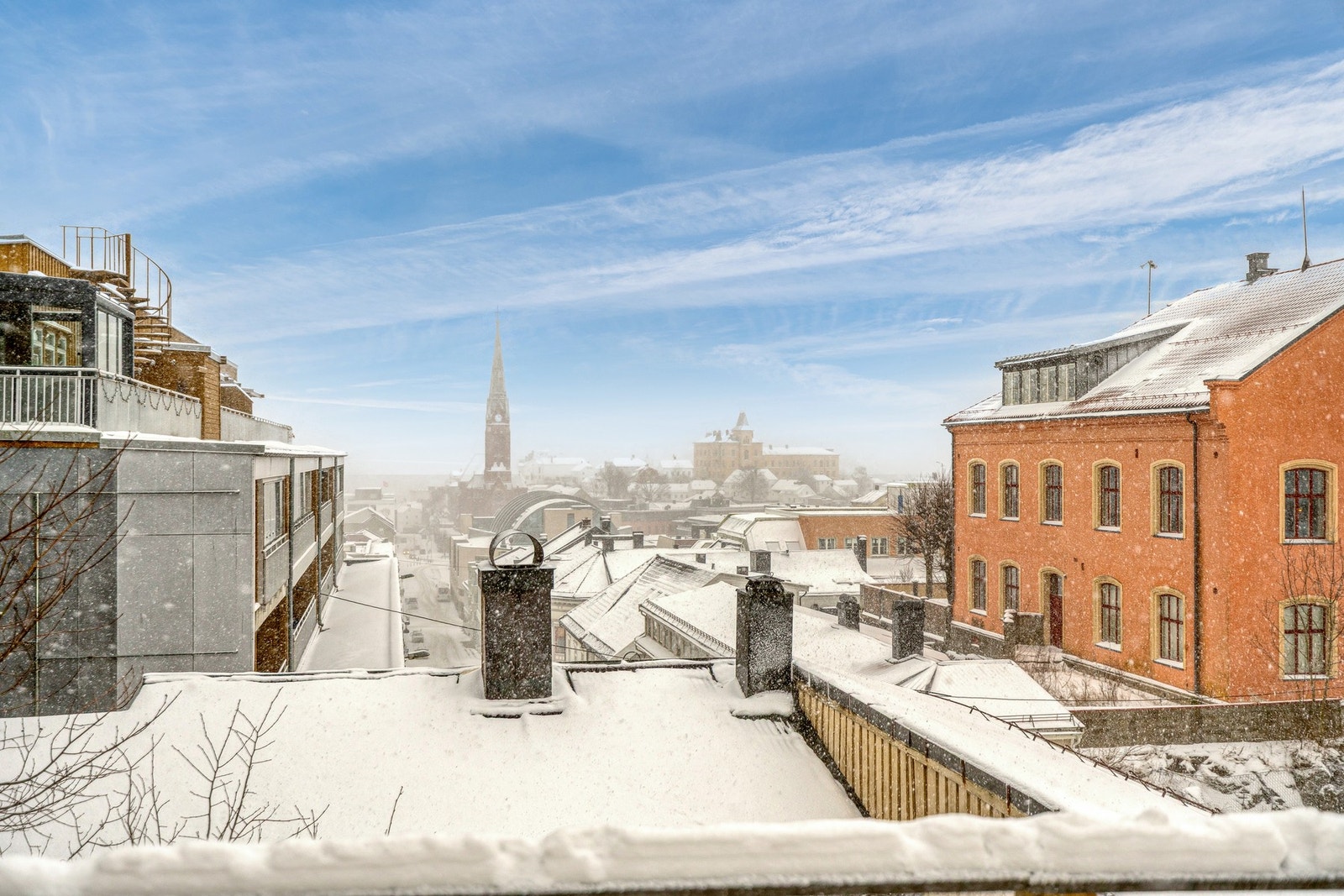 Fra andre etasje er det utgang til solrik balkong med hyggelig utsikt mot Trefoldighetskirka, Munkehaugen og sentrum Galleribilde