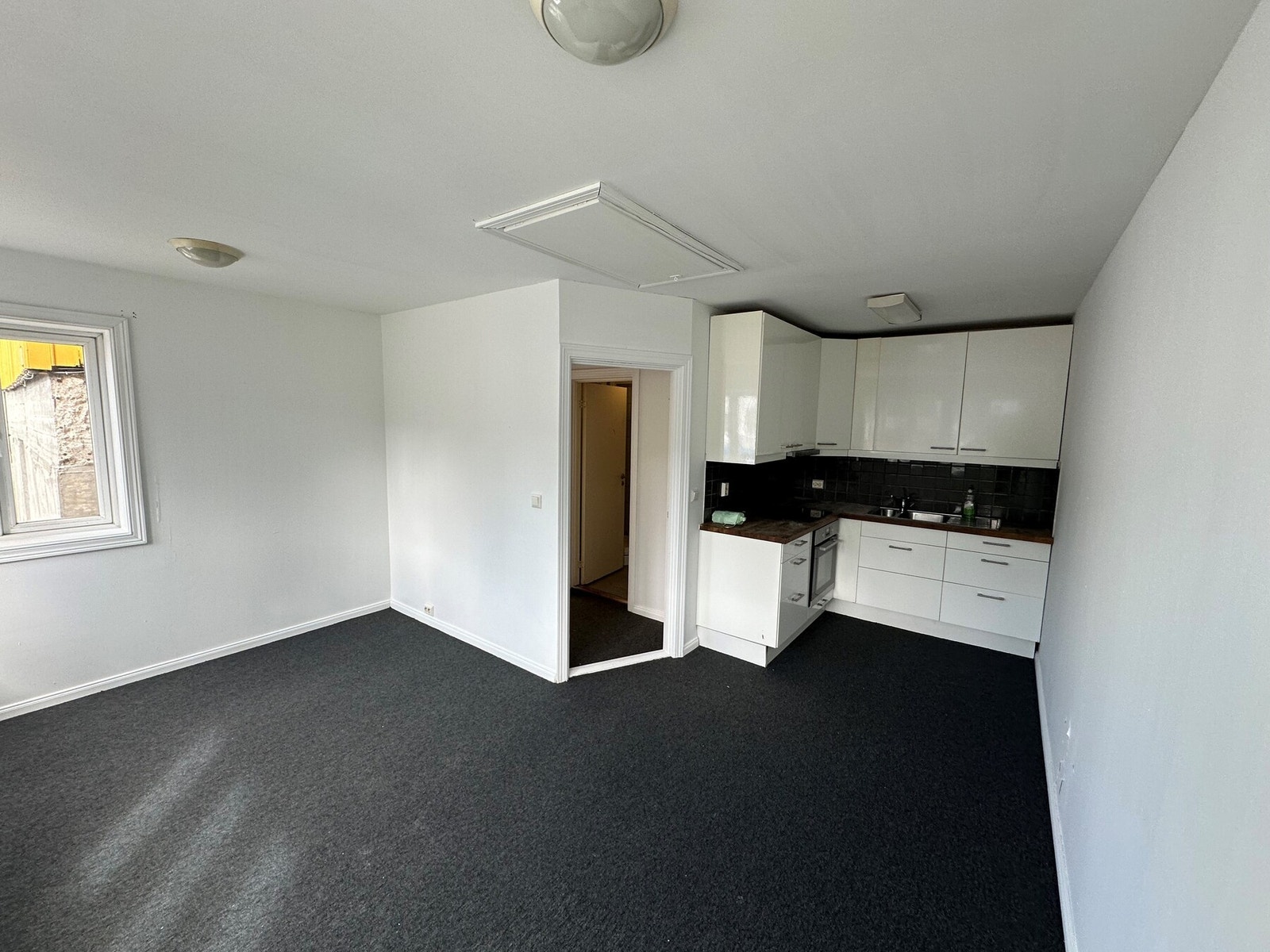 Kombinert stue/kjøkken. Legg merke til loftstrapp opp til stort loft Galleribilde