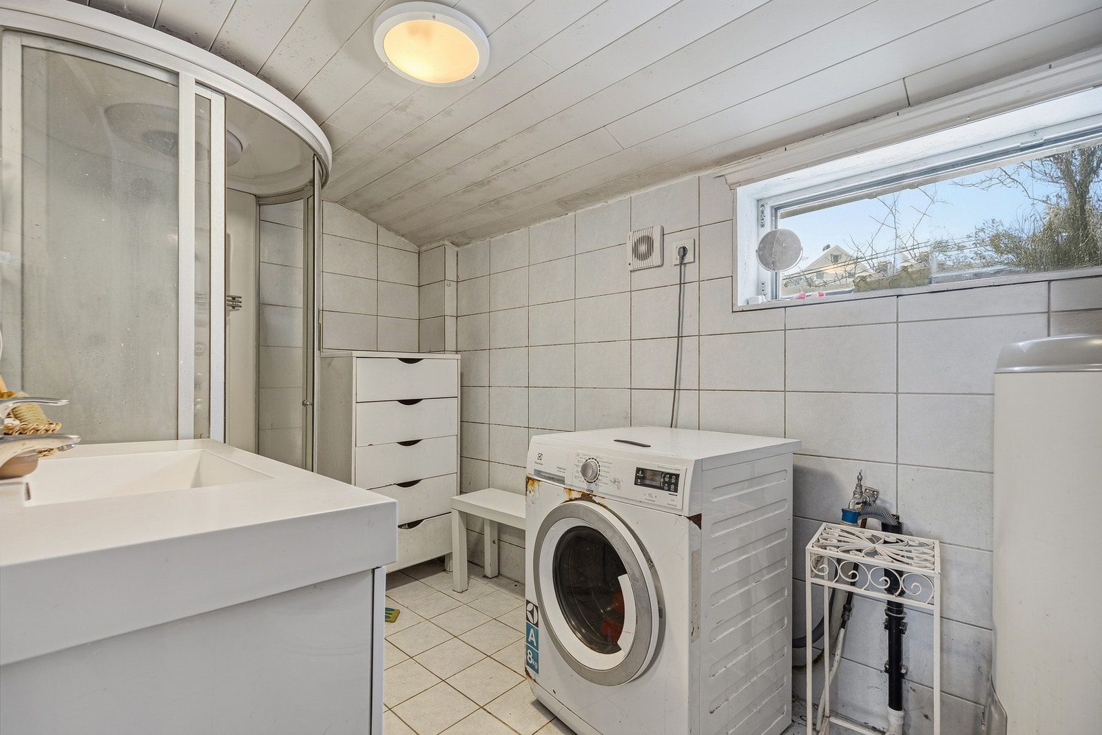 Badet ligger i andre etasje i tilknytting til hovedsoverommet. Det er separat wc i første etasje Galleribilde