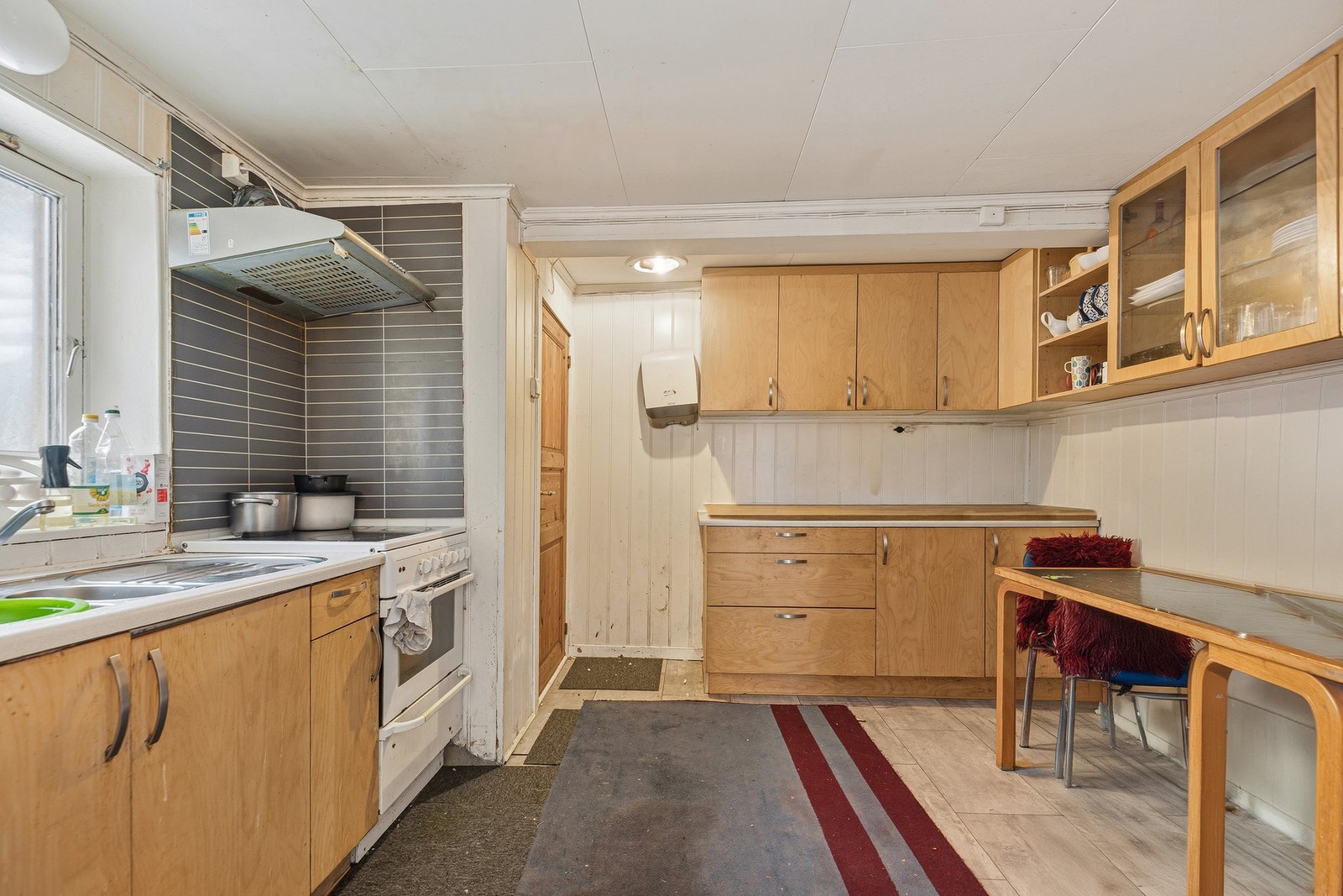 Fra kjøkkenet er det dør ut til bakhagen hvor det også er en utvendig bod Galleribilde