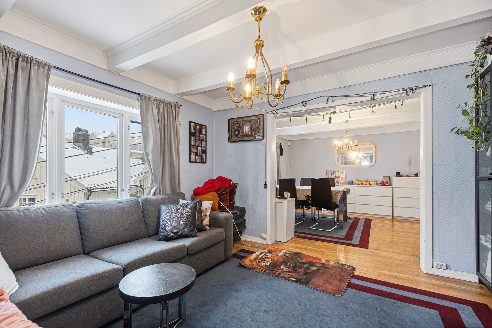 I første etasje i eneboligen er det en dagligstue og egen spisestue Galleribilde