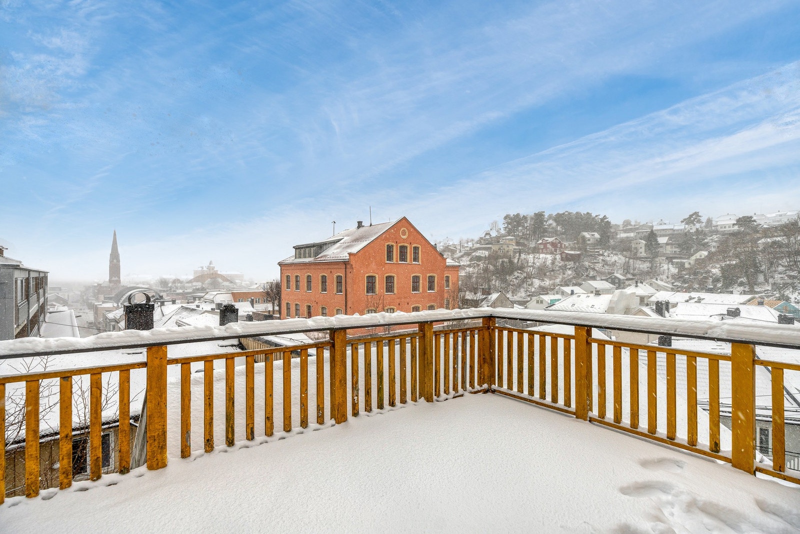 Fra andre etasje er det utgang til solrik balkong med hyggelig utsikt mot Trefoldighetskirka, Munkehaugen og sentrum Galleribilde