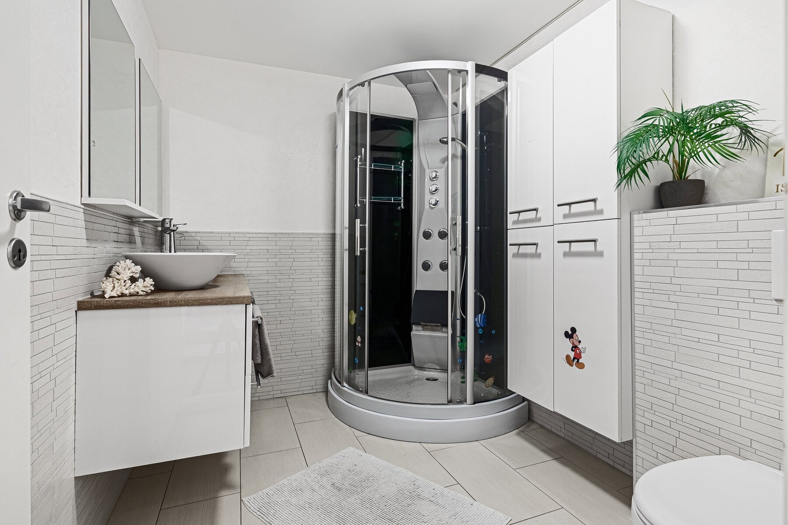 Badet ligger i underetasjen i nær tilknytning til soverommene. Galleribilde